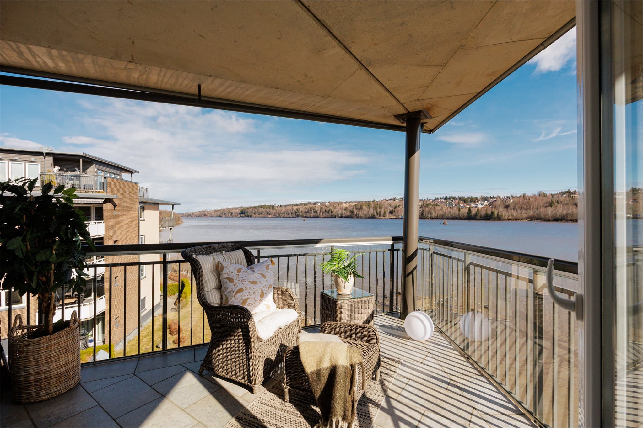 Velkommen til Fetsund Brygge 2! Romslig 3-roms leilighet på 96 kvm med lys fra alle sider, 2 herlige balkonger, heis i bygget og parkeringsplass.