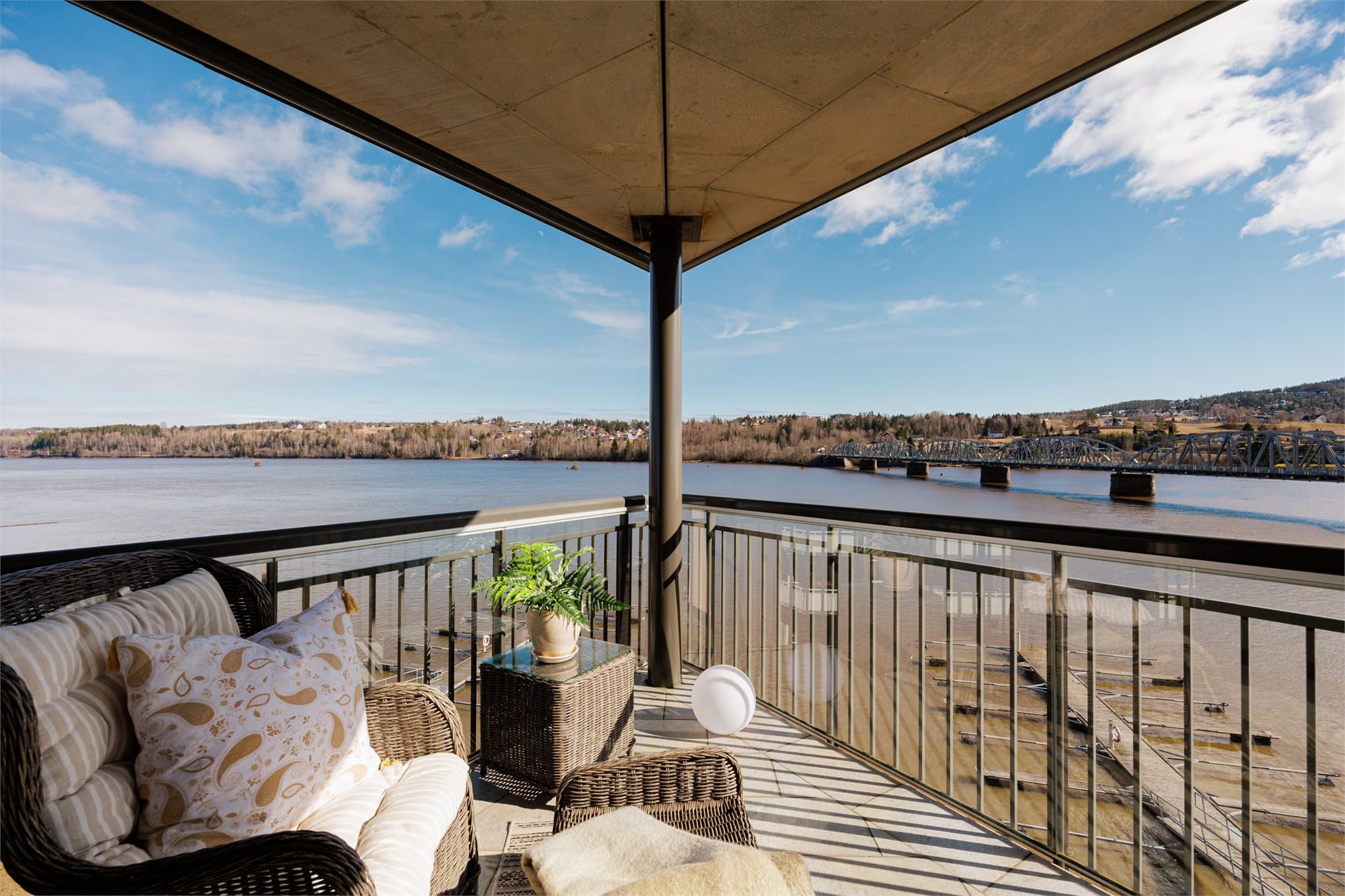 En balkong på ca. 8 kvm med fantastisk utsikt over vann og grønne omgivelser.