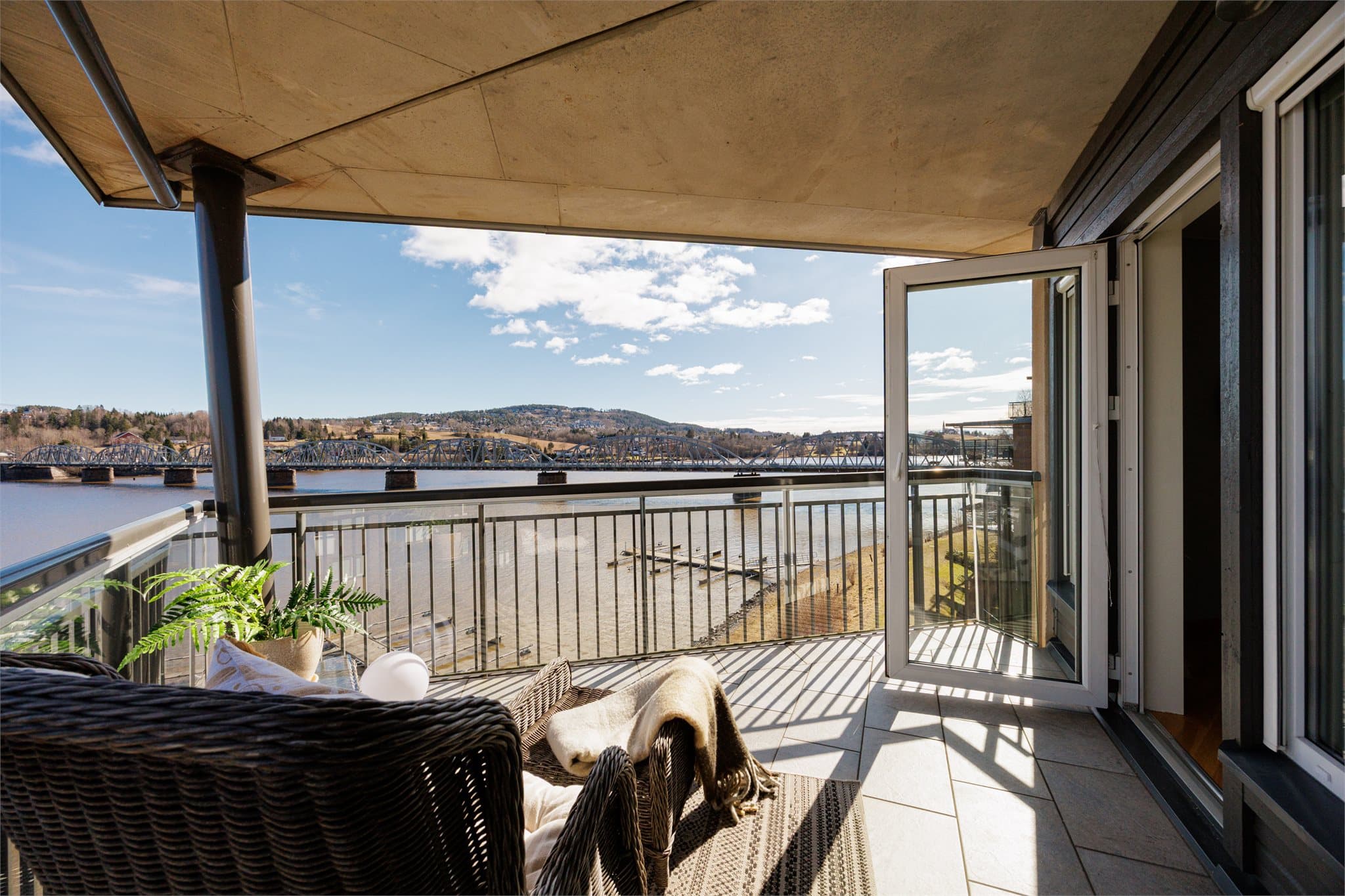 Her kan du nyte solen store deler av formiddagen, året rundt.