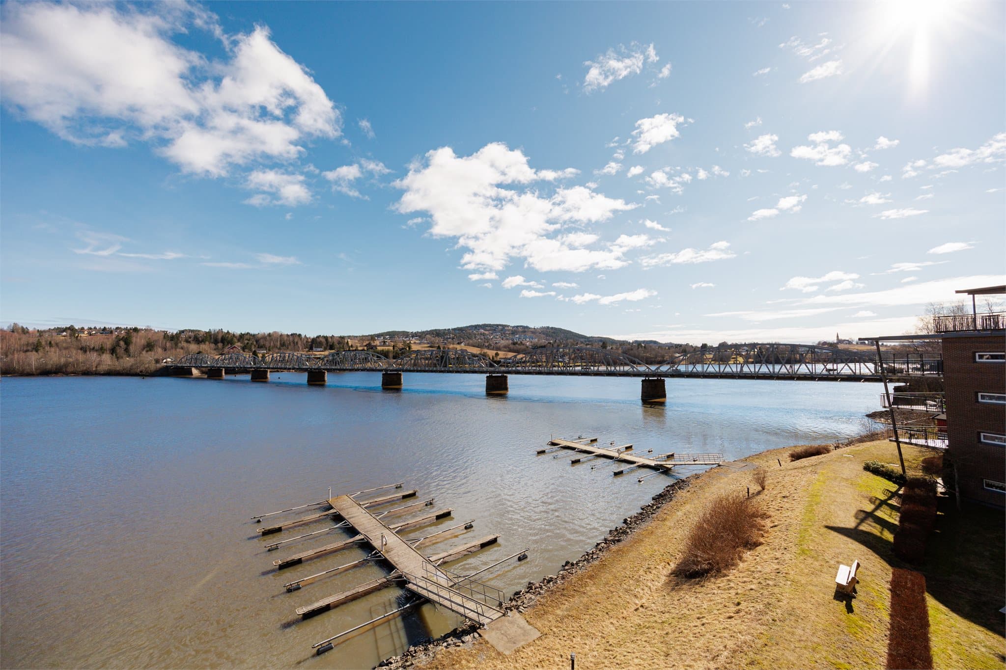 Beliggenheten gir også en nydelig utsikt mot vannet, som bidrar til en rolig og harmonisk ramme rundt hverdagen.