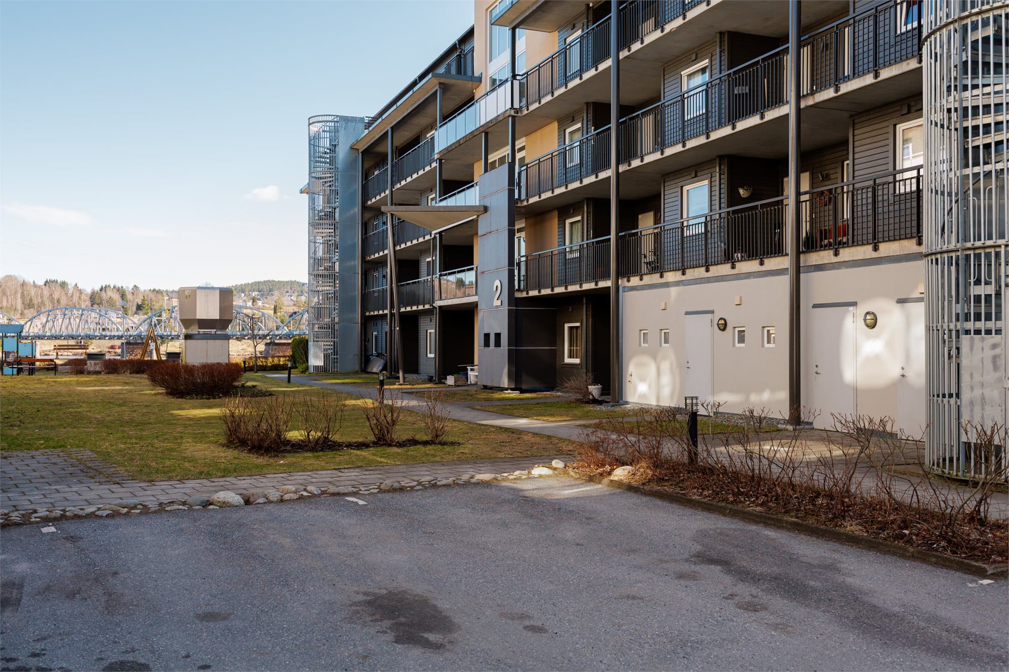 Eiendommen ligger i et særdeles sentralt og attraktivt boligområde nede ved Glomma ved Fetsund sentrum i Lillestrøm kommune. Beliggenheten er idyllisk med brygge, båtplasser og badeplasser i umiddelbar nærhet.