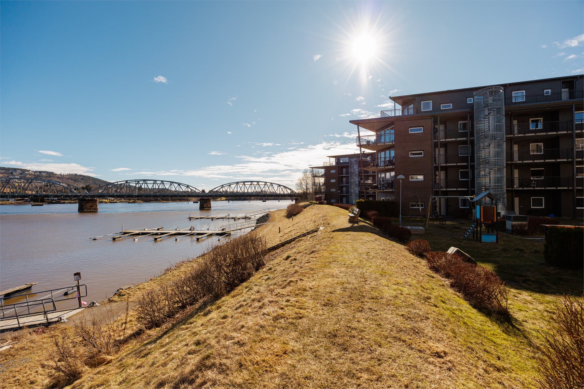 Samtidig er det kort gangavstand til den sjarmerende sentrumskjernen, togstasjon og gode servicetilbud.