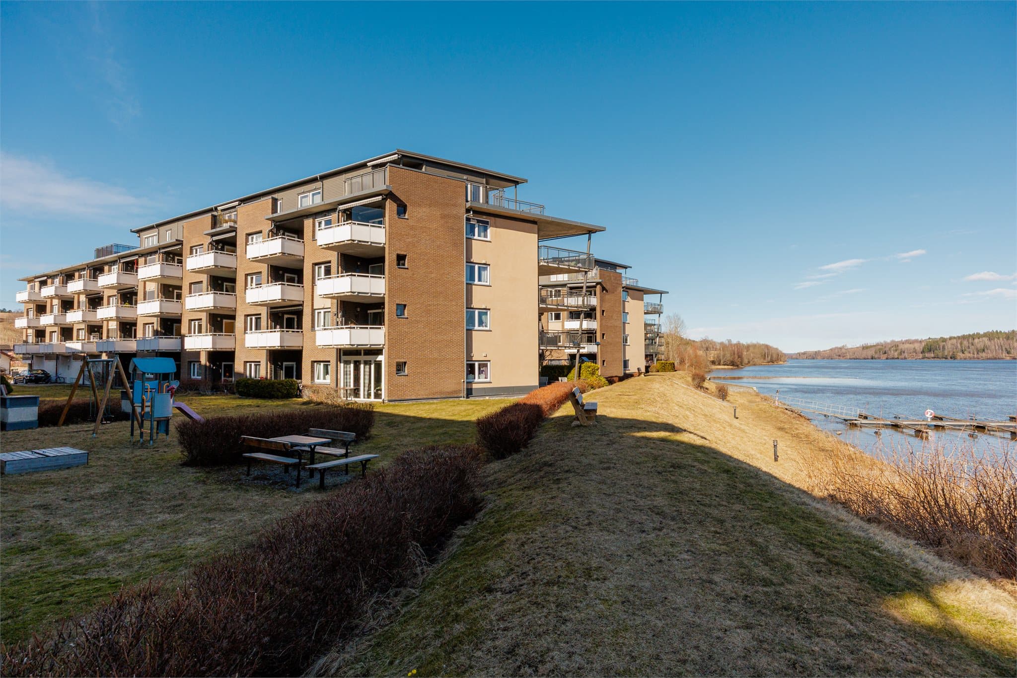 Herfra går det hyppige avganger med lokaltog mot Oslo og Lillestrøm, med reisetid på ca. 10 minutter til Lillestrøm og rundt 25 minutter til Oslo S. I tillegg går det flere busslinjer i området.