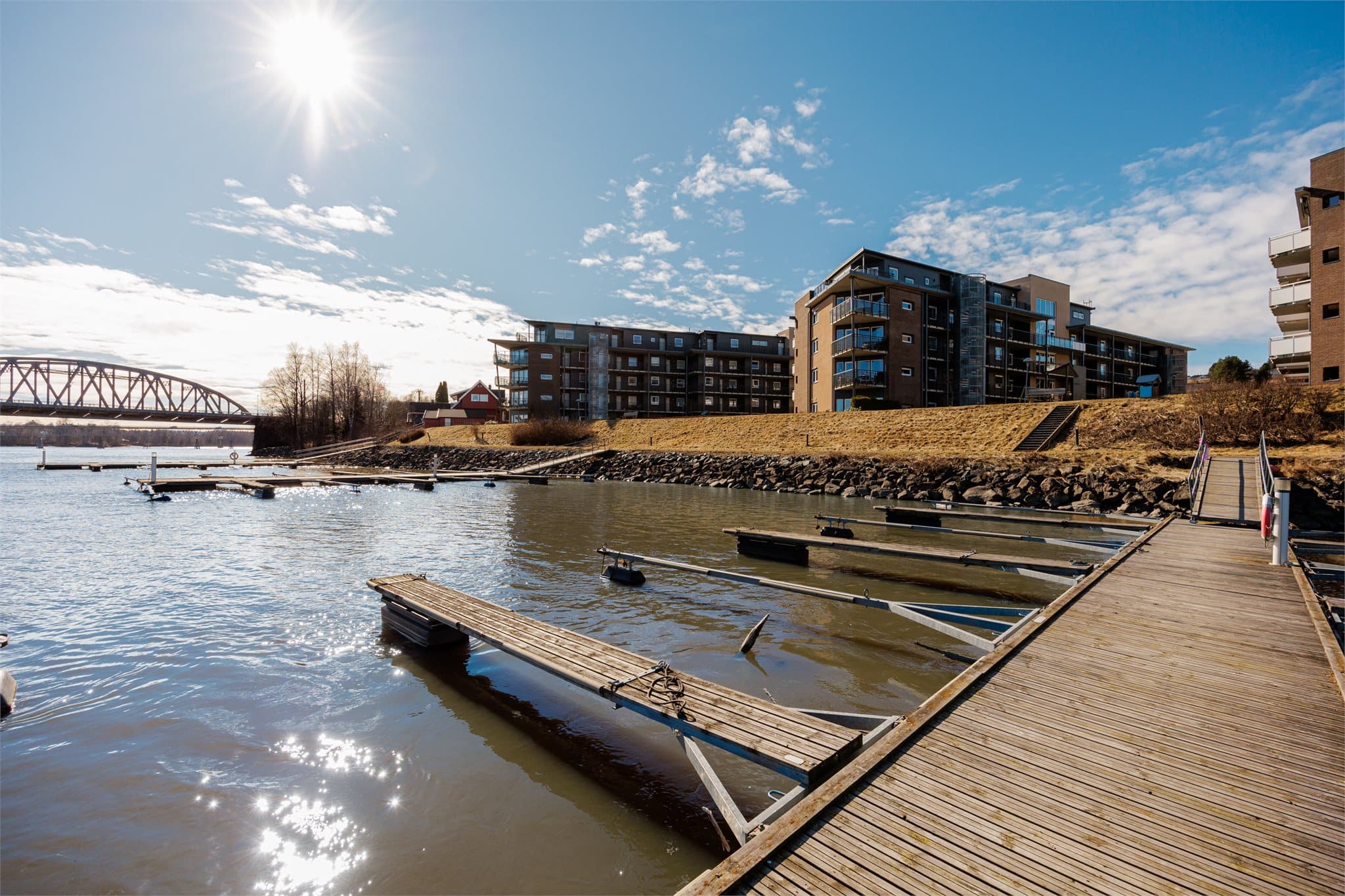 Beliggende idyllisk ved Glomma, med brygge, badeplasser og kort gangavstand til Fetsund sentrum, togstasjon og servicetilbud.