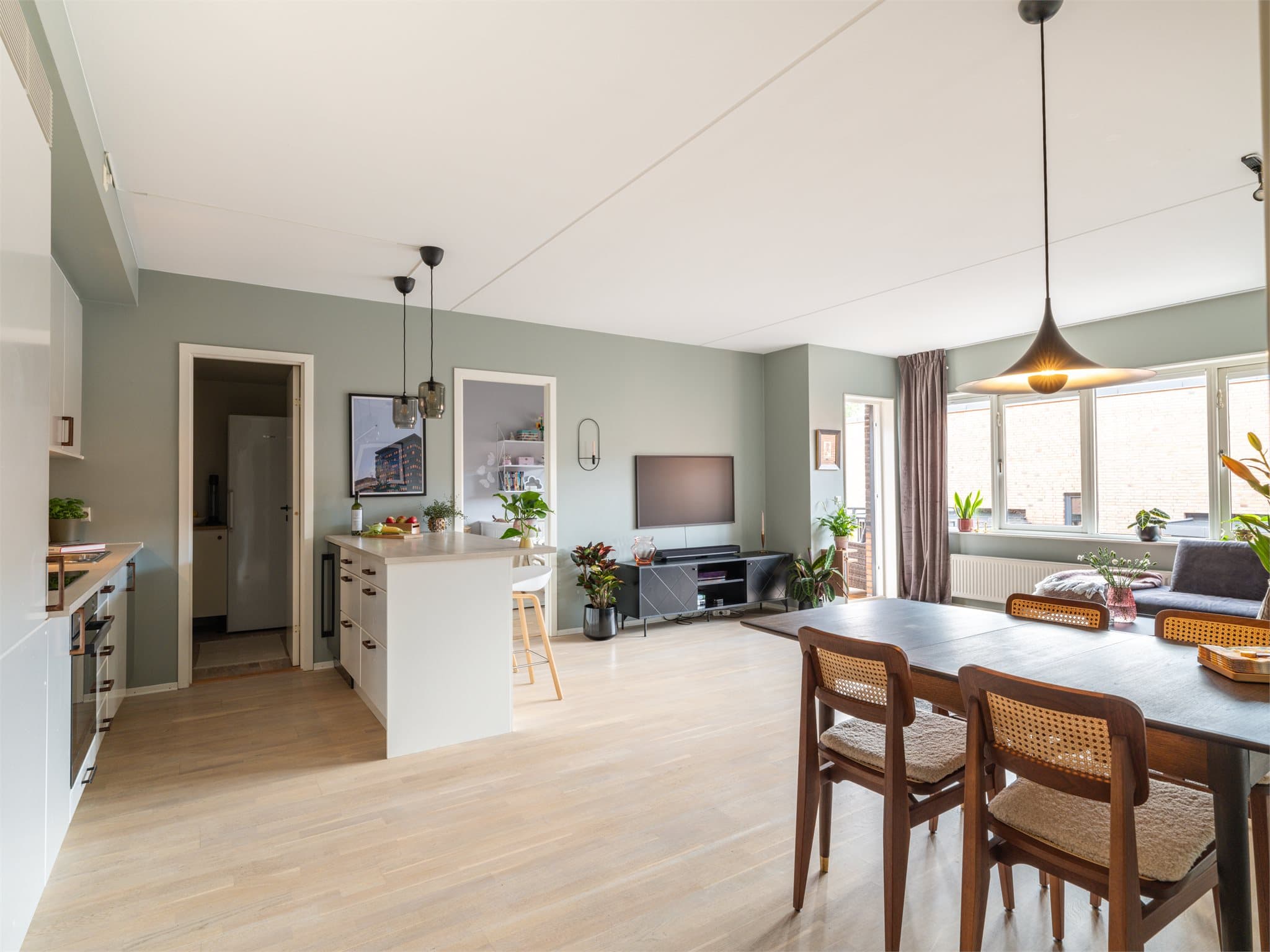 Leiligheten har en moderne finish.