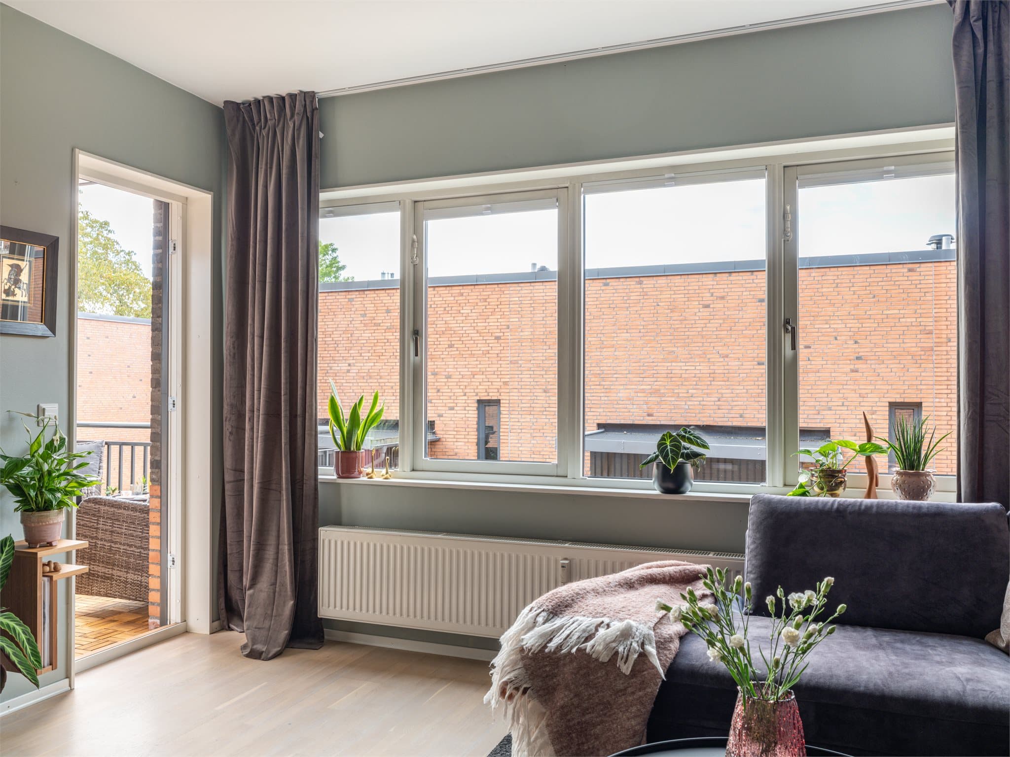 Fra stuen er det utgang til en solrik balkong på ca. 6 kvm.