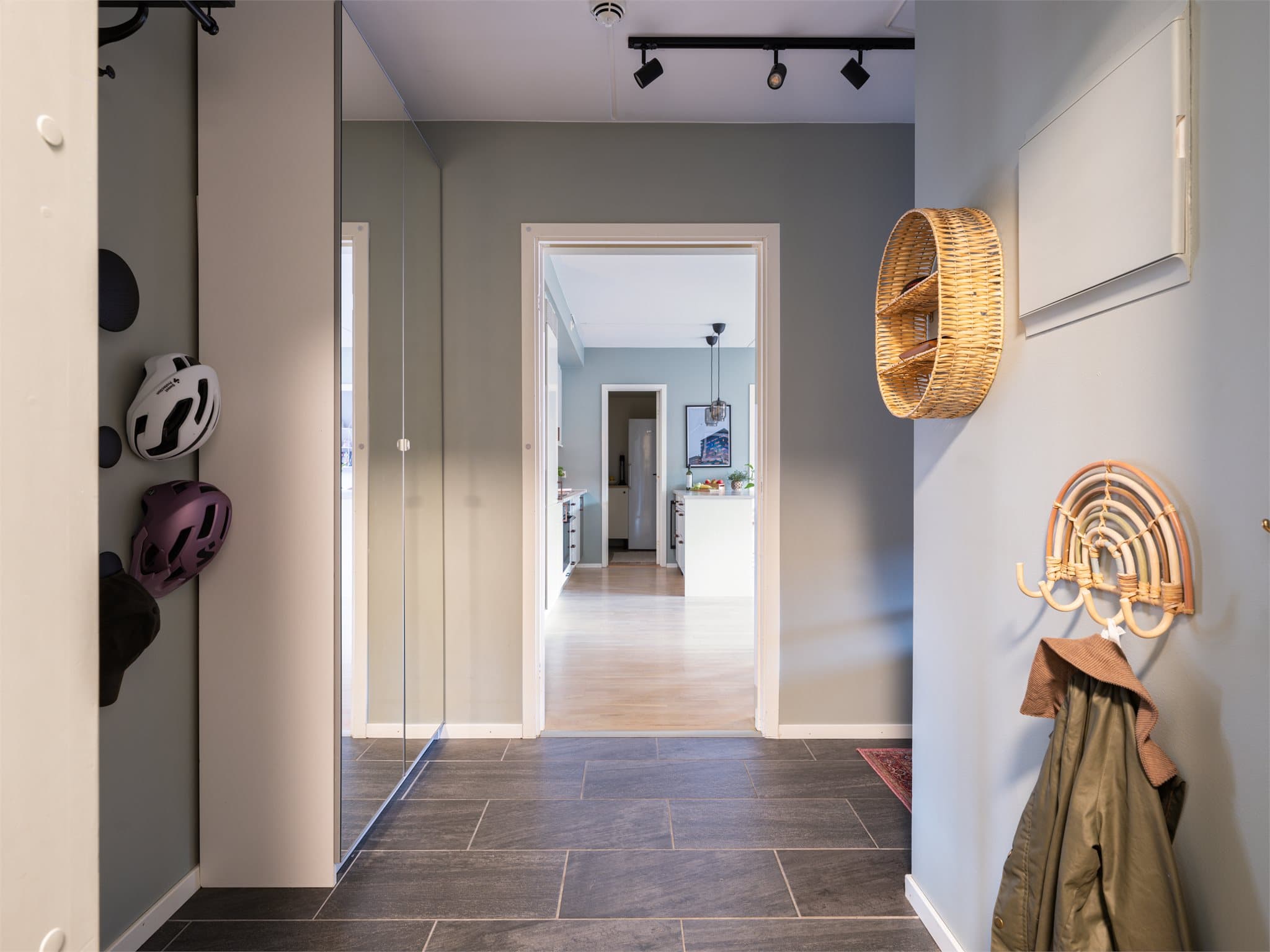 Lys og praktisk entré med god plass til garderobeskap og oppheng.