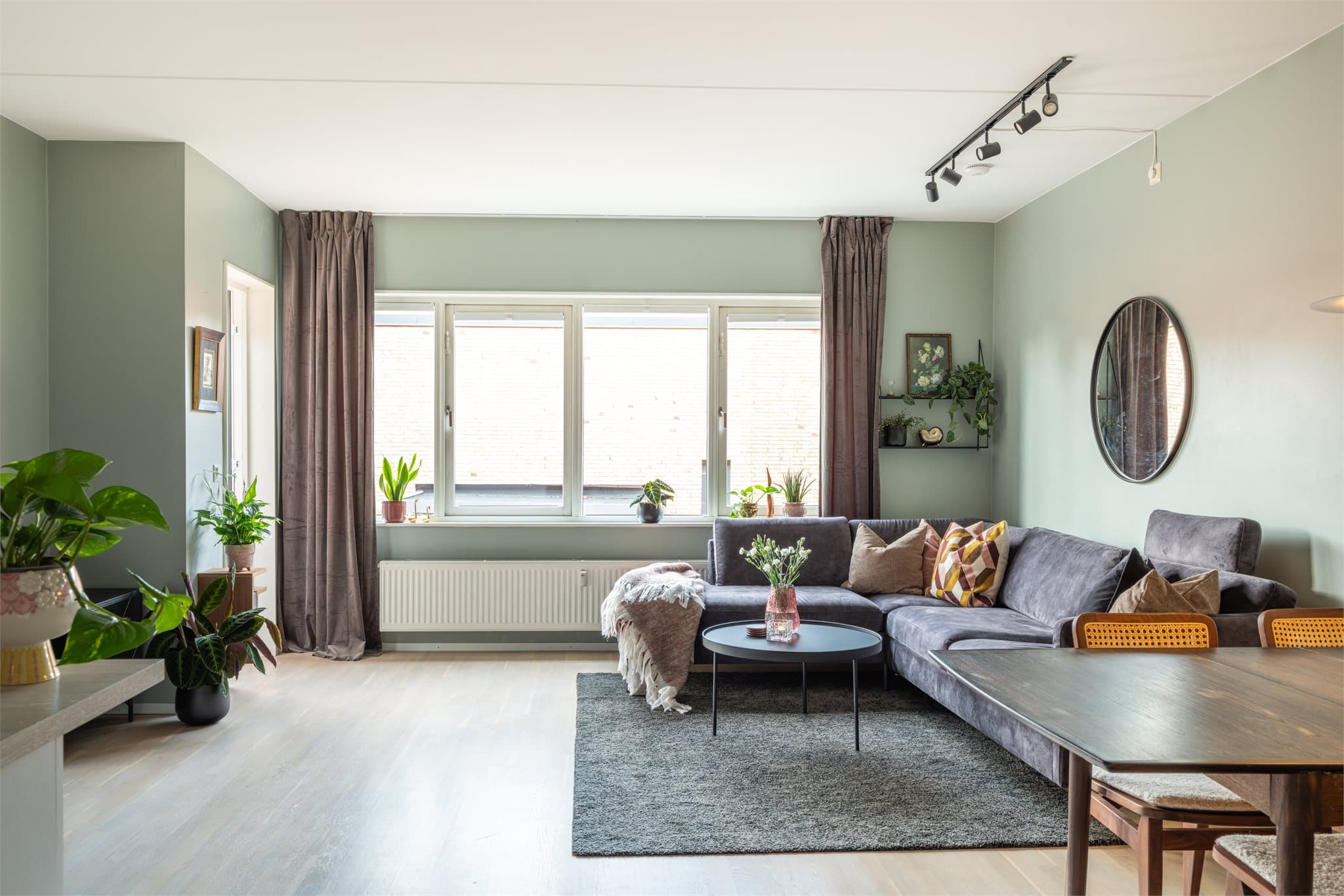 God plass til sofagruppe og spisebord.