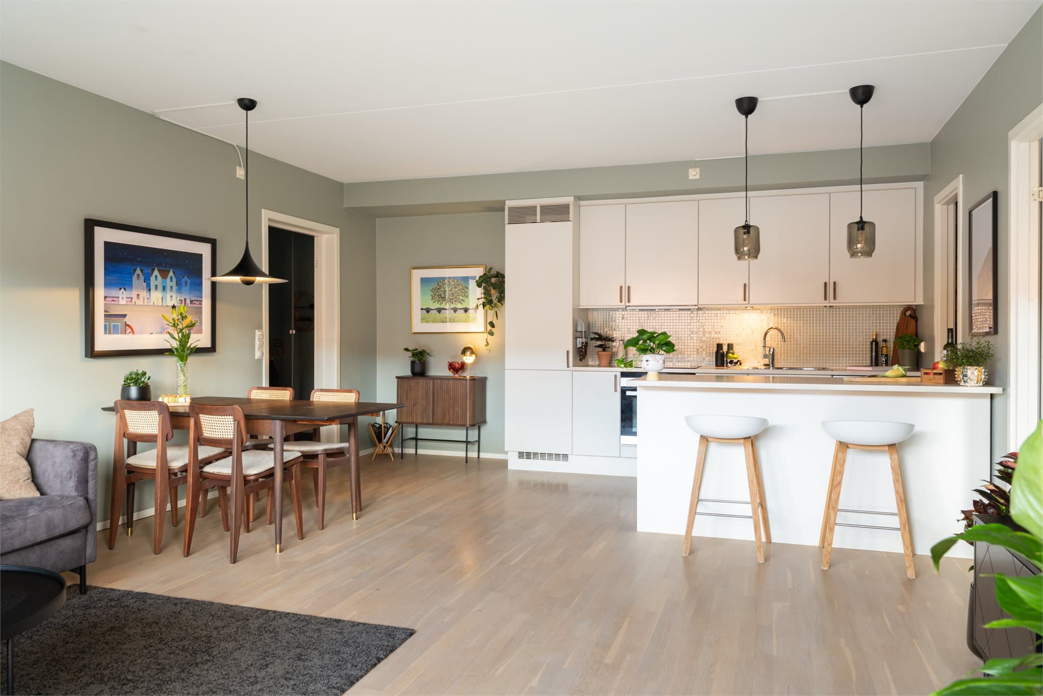 Velkommen til en usjenert og innbydende 3-roms beliggende i 2. etasje i et barnevennlig og attraktivt område.