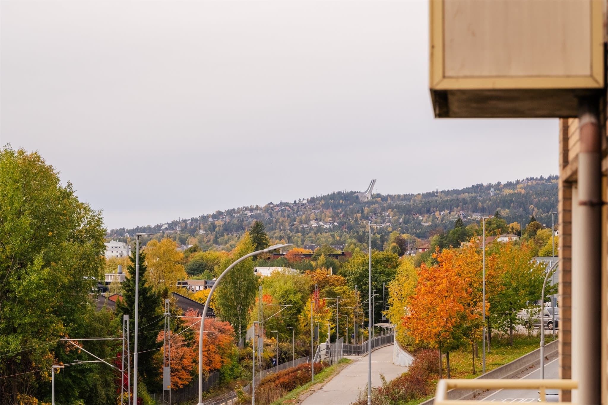 Utsikt mot Holmenkollen fra balkongen.