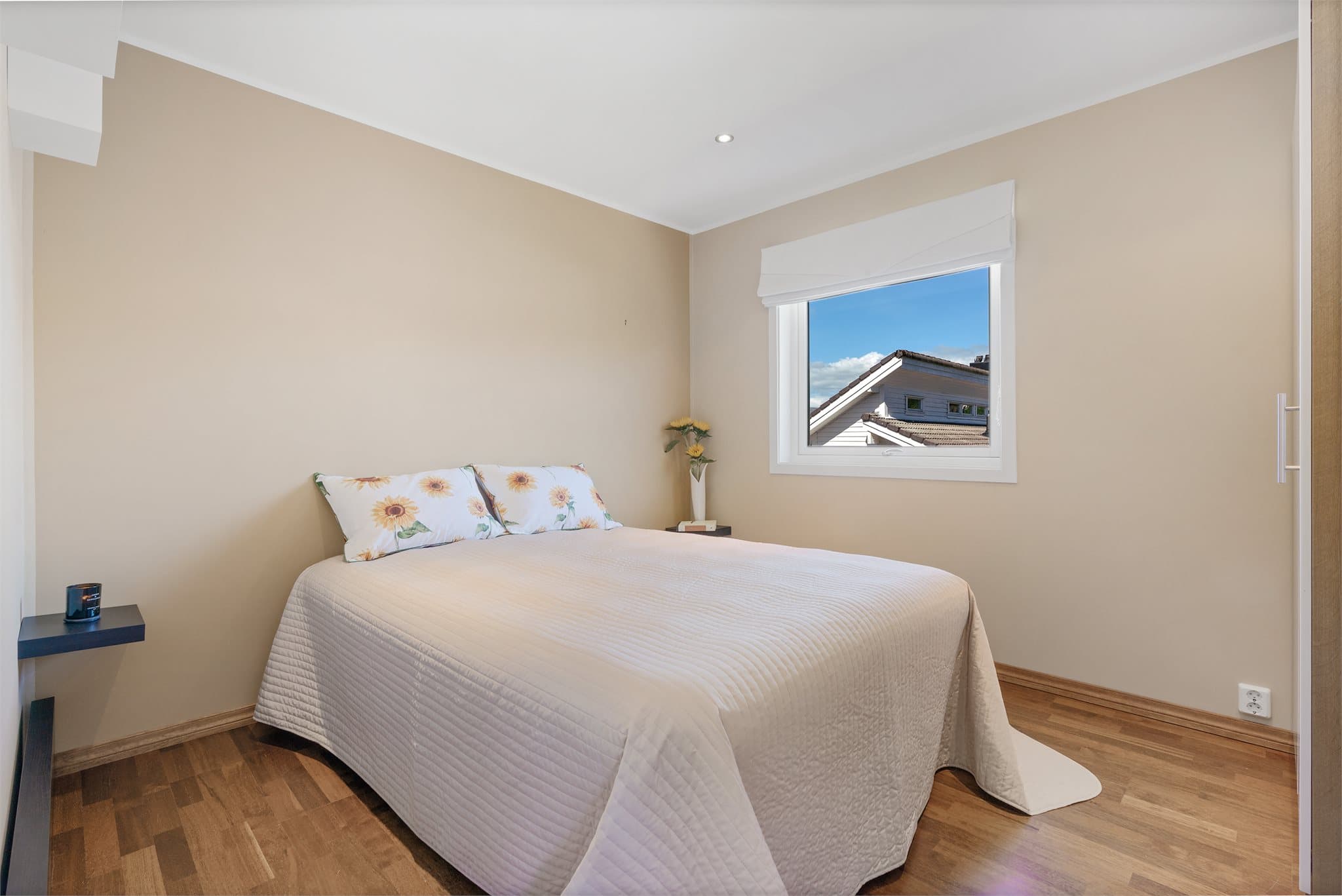 - De andre soverommene i etasjen måler hhv. 9,8m², 9,4m² og 9m² -