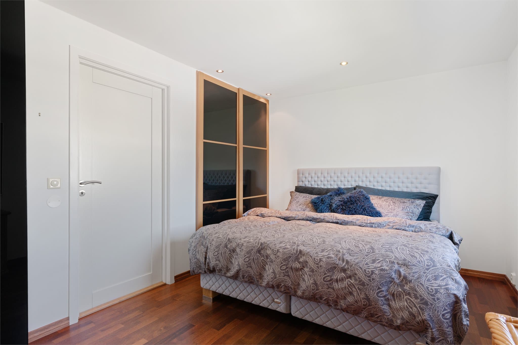 - Praktisk med skyvedørsgarderobe -