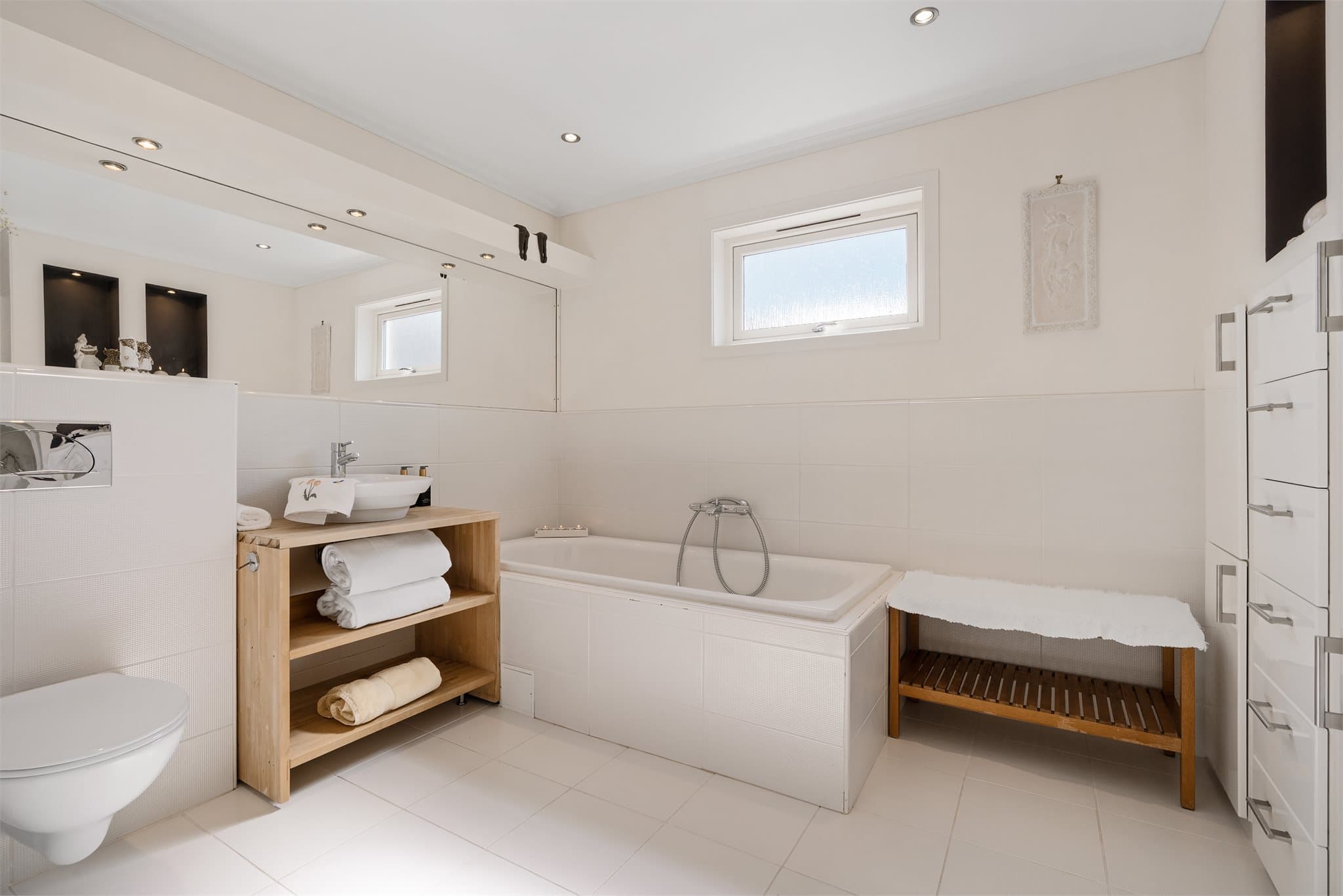 - Badet måler 8,6m² -
