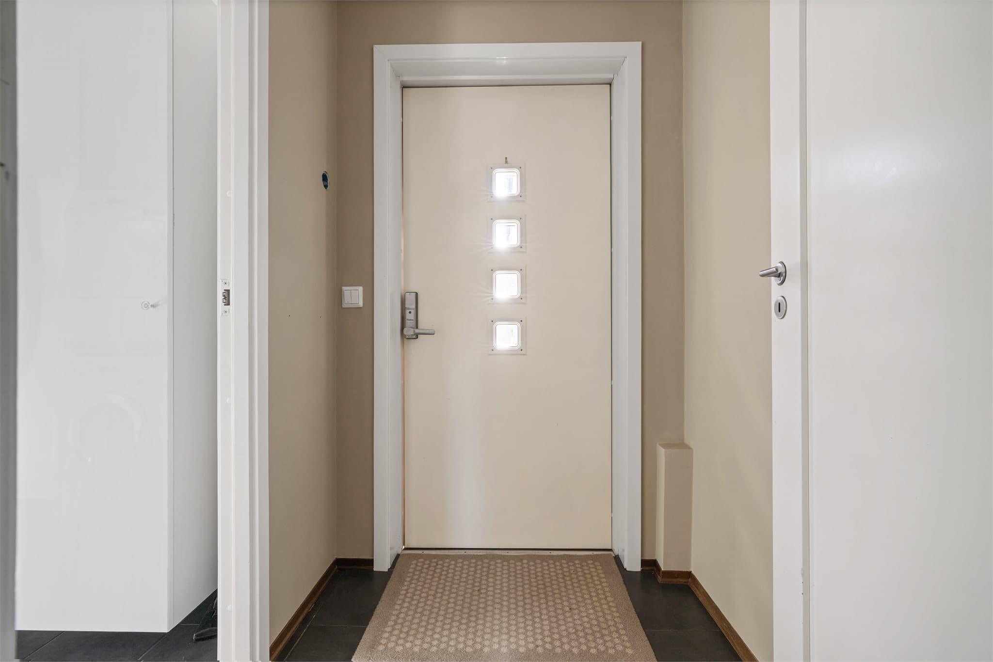 - Du blir ønsket velkommen hjem til en innbydende entré som måler 2,1m² -