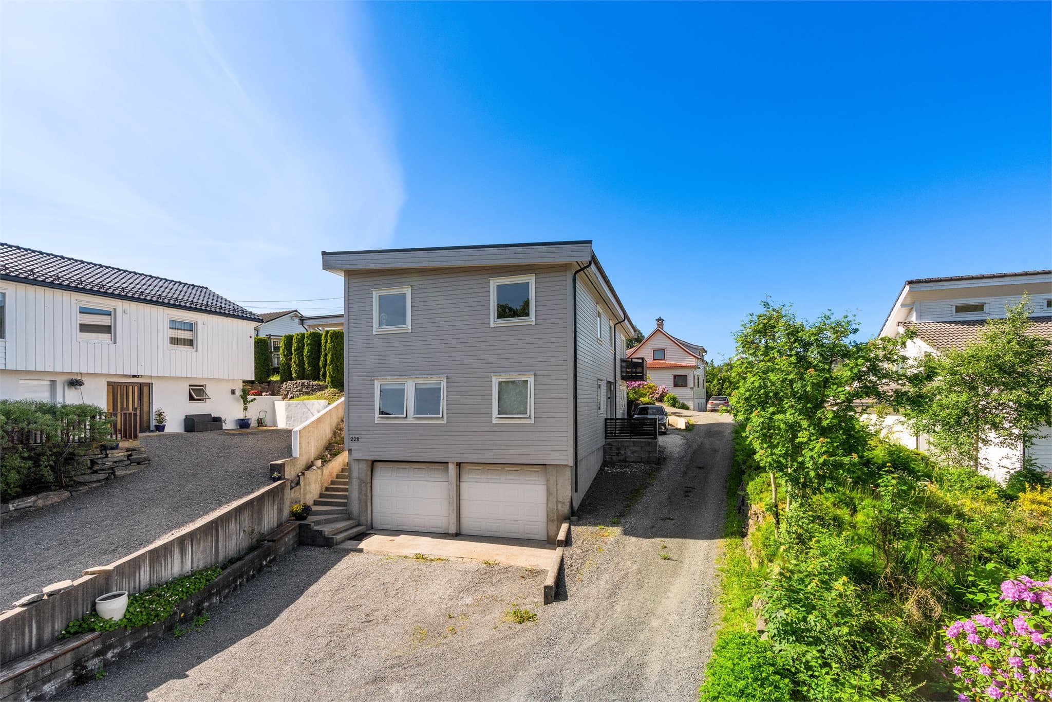 - Gode parkering- og lagringsmuligheter i 43m² dobbelgarasje -