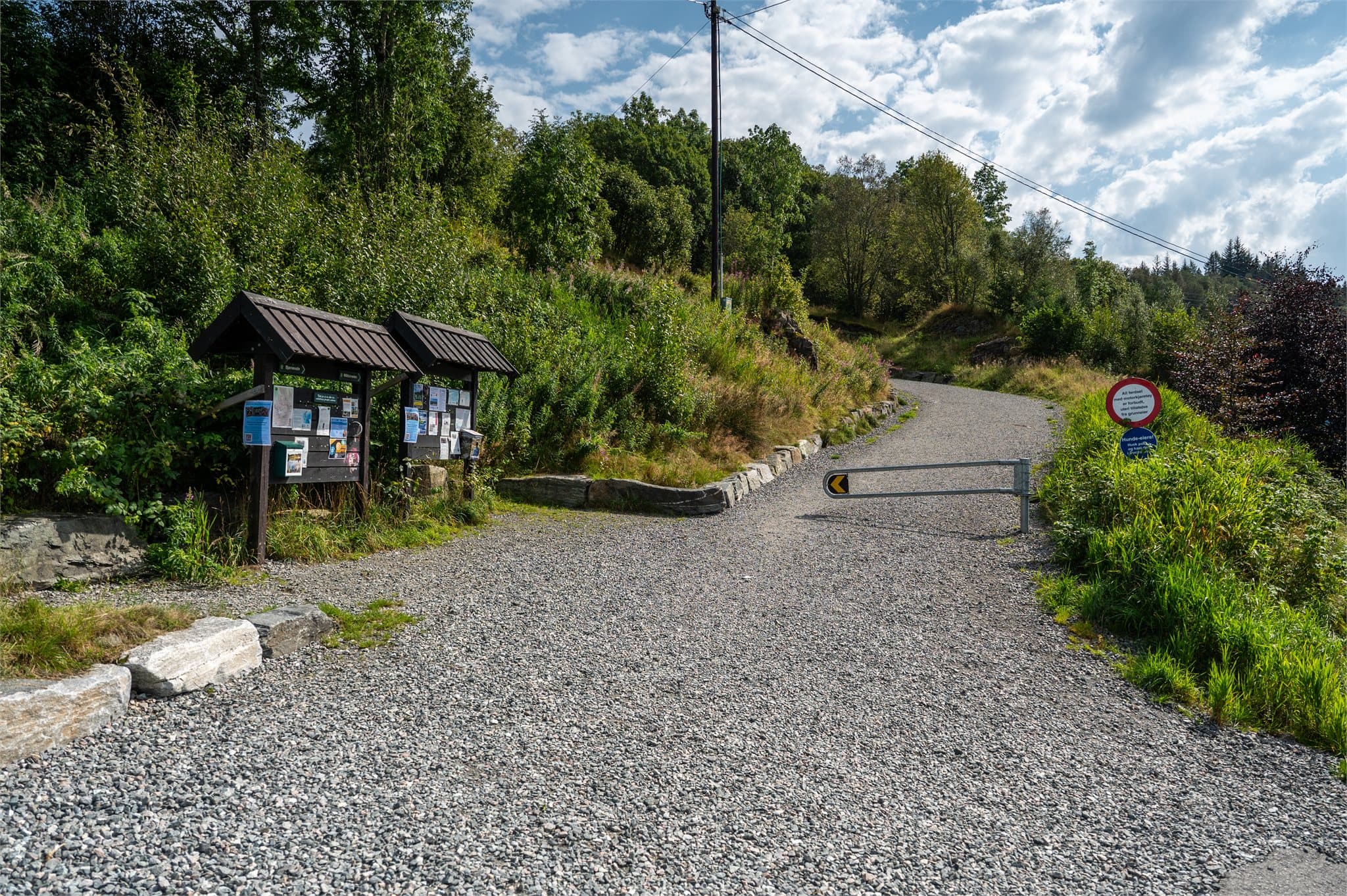 - I nærheten finner man flere populære turområder som
Hordnesskogen og Smøråsfjellet -