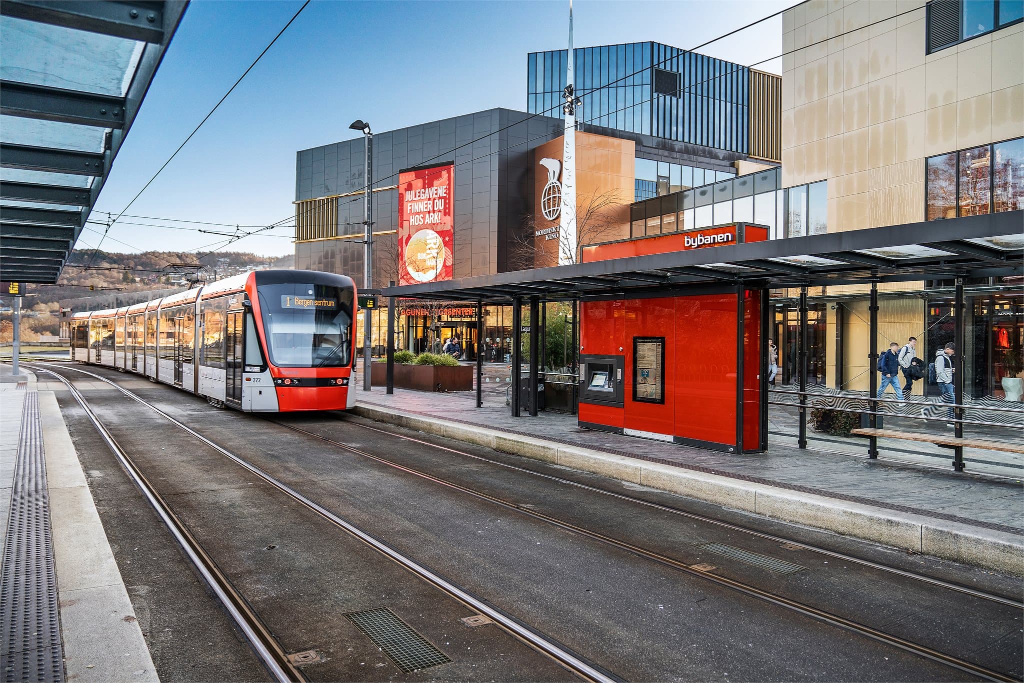- Fra boligen er det kun 3 min gange til nærmeste bussholdeplass. Fra Lagunen går bybanen i rening Bergen sentrum eller Flesland -