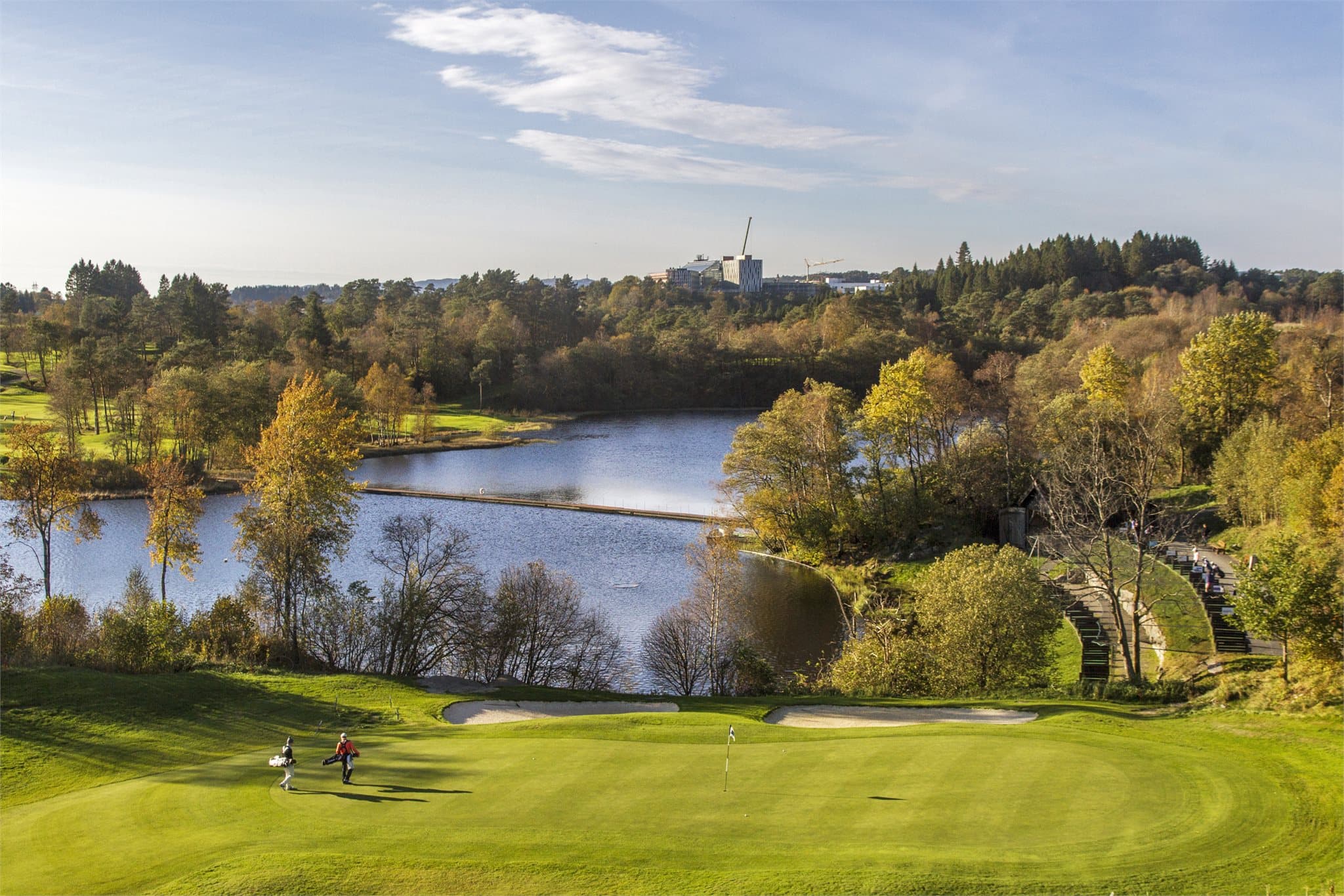 - Ett av mange fritidstilbud i umiddelbar nærhet er Fana Golfklubb -