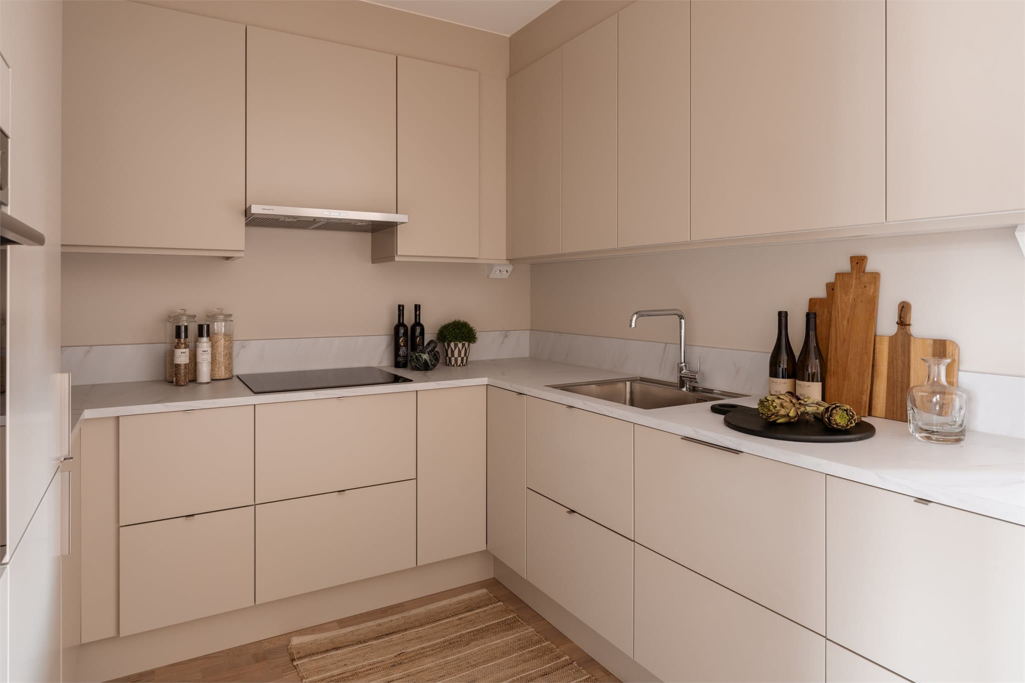 Boligen er ikke bebodd fra før av og holder en høy standard med garanti i 5 år.