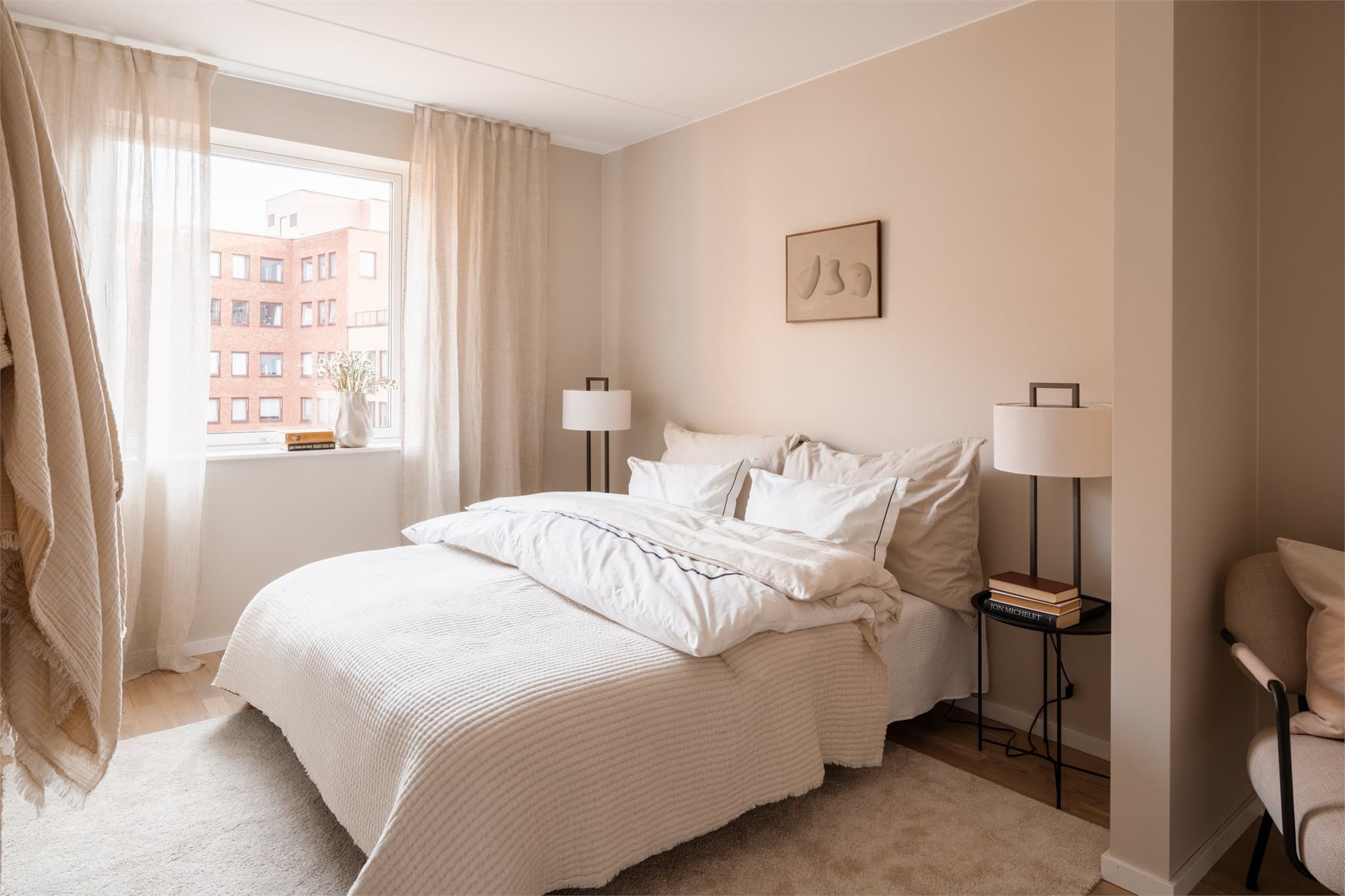 Stort hovedsoverom med vindu inn mot bilfrie fellesarealer i bakgården.