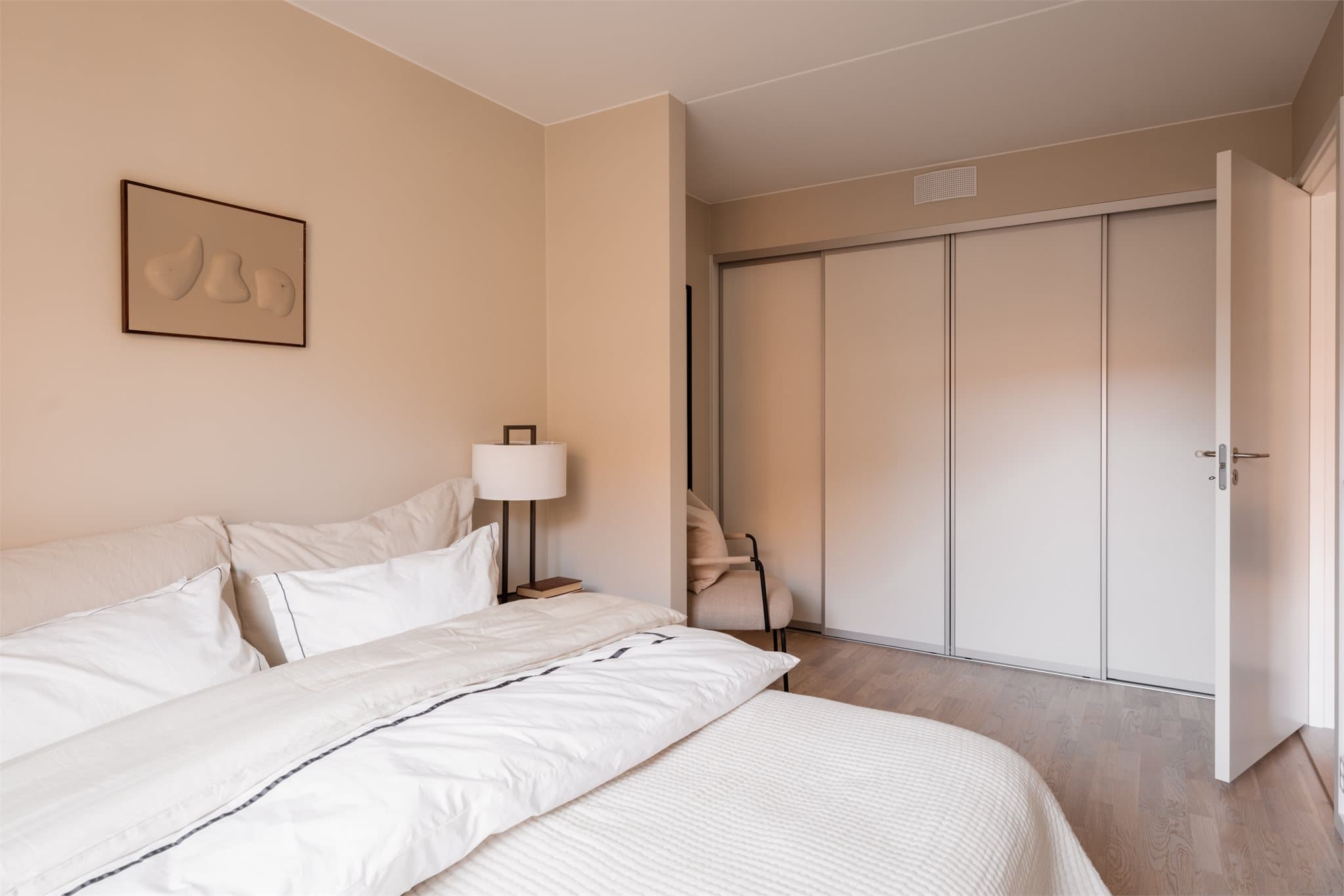 Rommet er utstyrt med en romslig skyvedørsgarderobe for god oppbevaring.