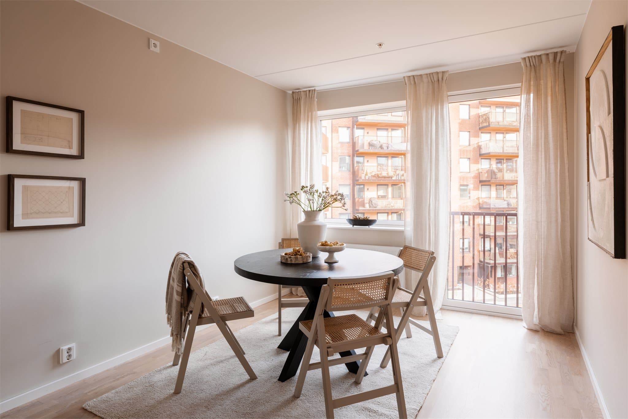 Fra kjøkkenet er det åpent ut mot "spisestuen" hvor du har god plass til langbord eller rundt bord etter ønske. Her har du også en hyggelig fransk balkong ut mot bakgården.