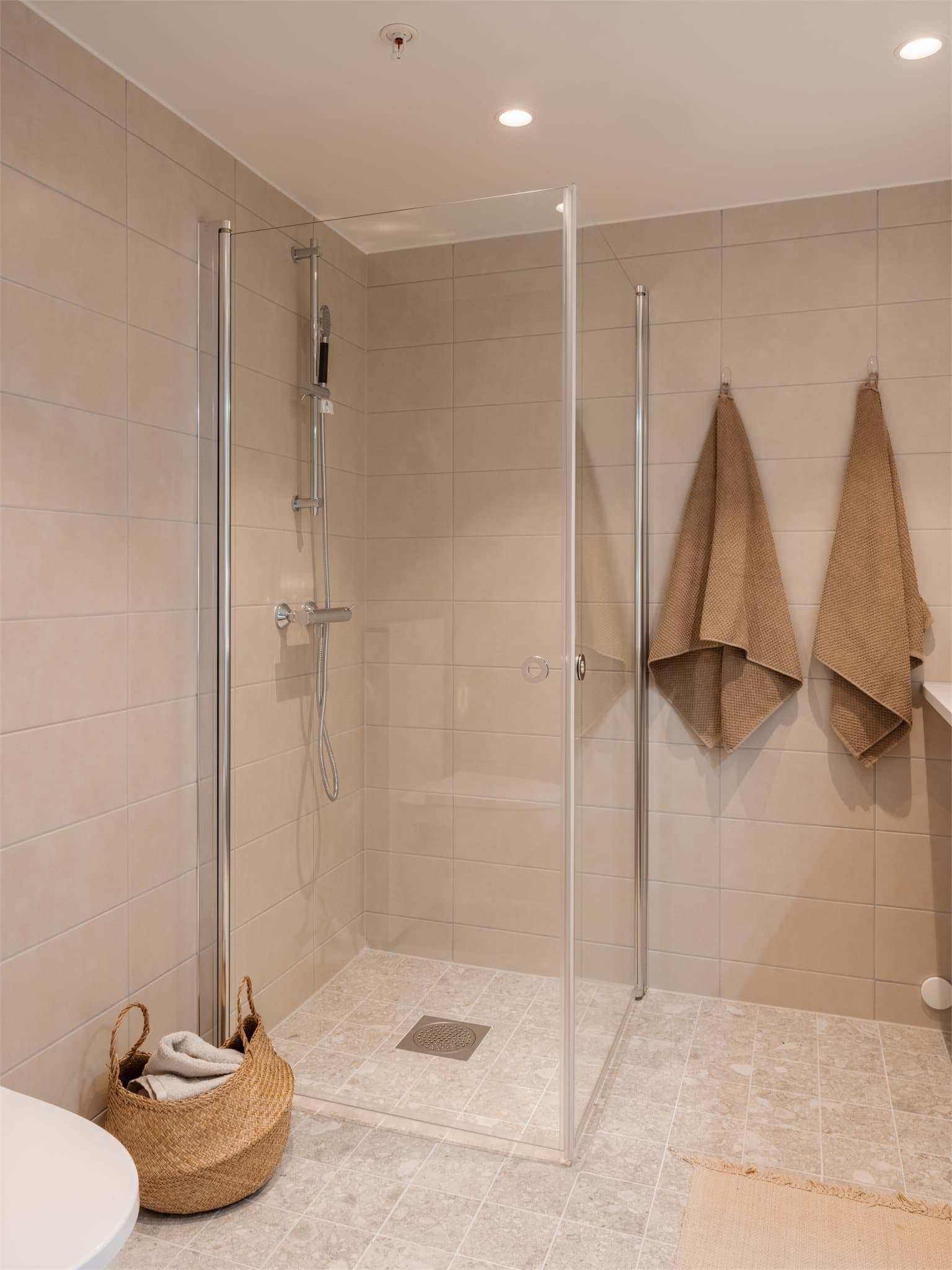 Baderommet rålekkert med downlights i taket og gulvvarme som gir god og lun atmosfære.