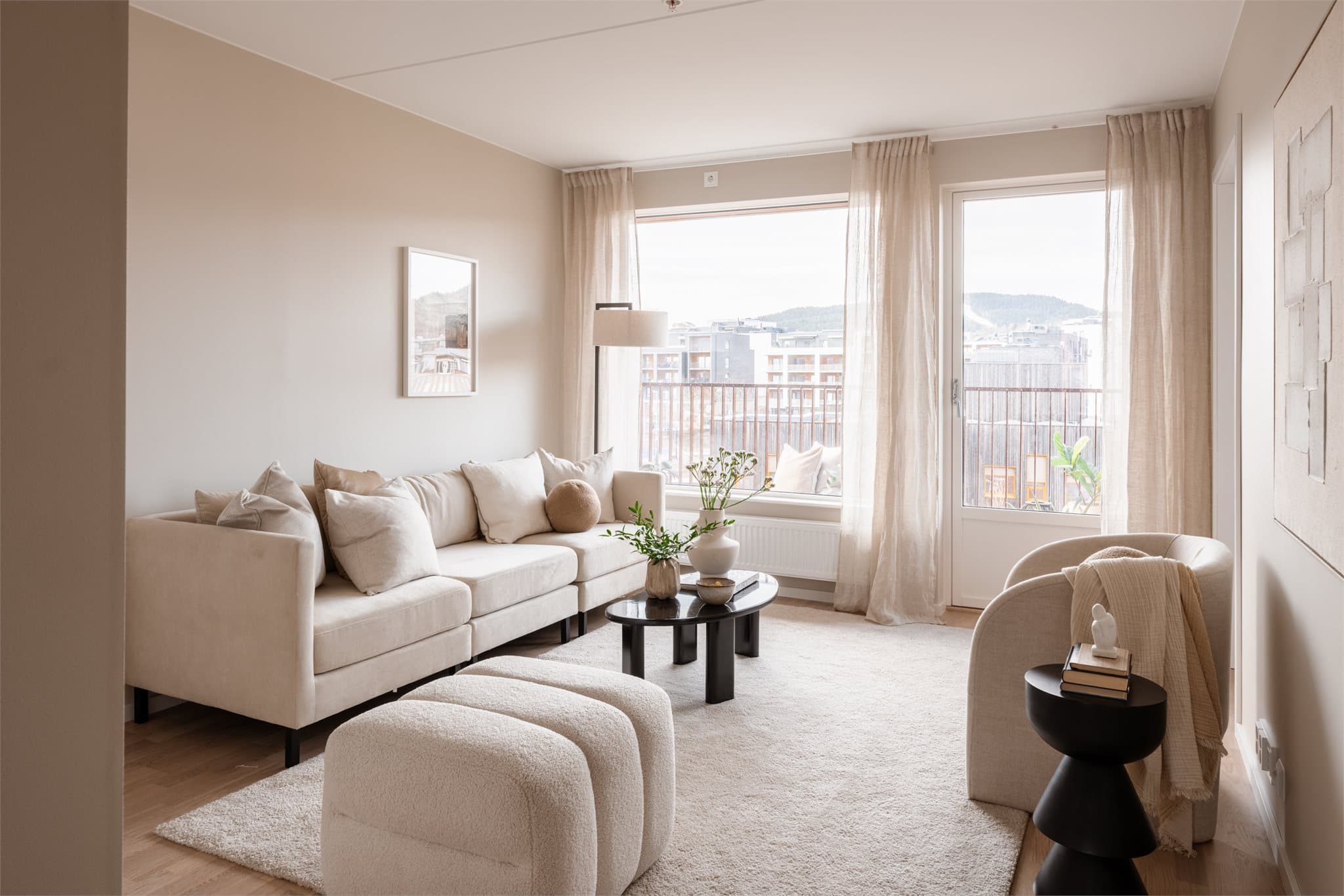 Her får du en rålekker, splitter ny og svanemerket 4-roms toppleilighet med fantastisk utsikt.