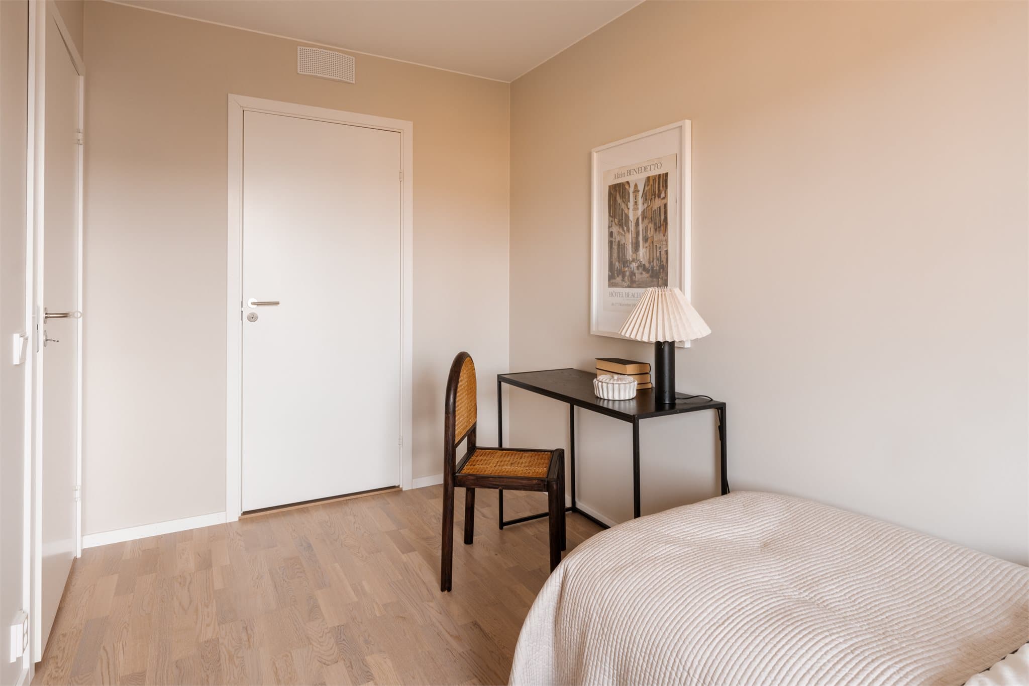 Soverommet har tilgang til en praktisk bod for oppbevaring.