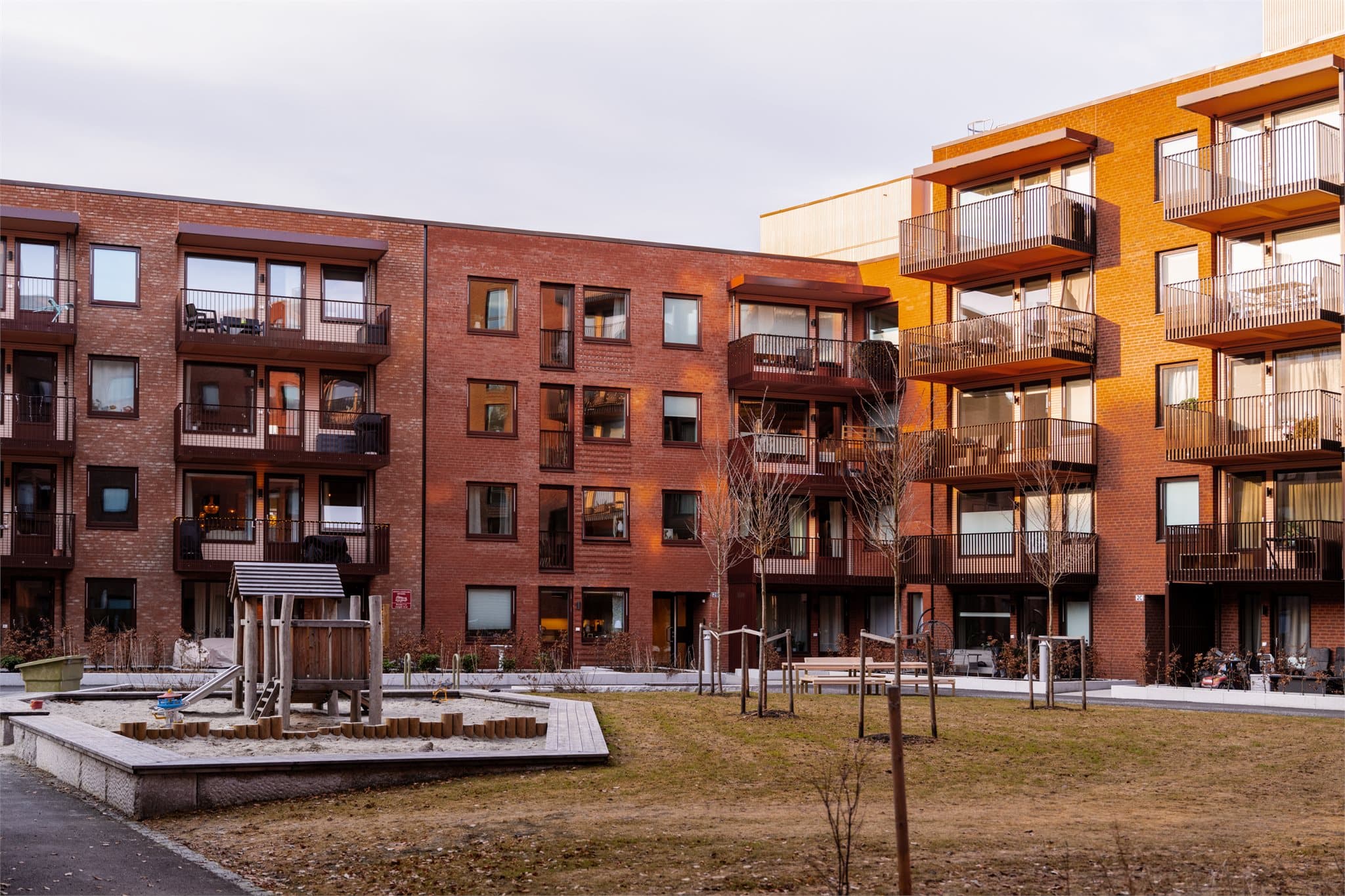 Sameiet har et skjermet og rolig gårdsrom med lekeplass, ideelt for barnefamilier.