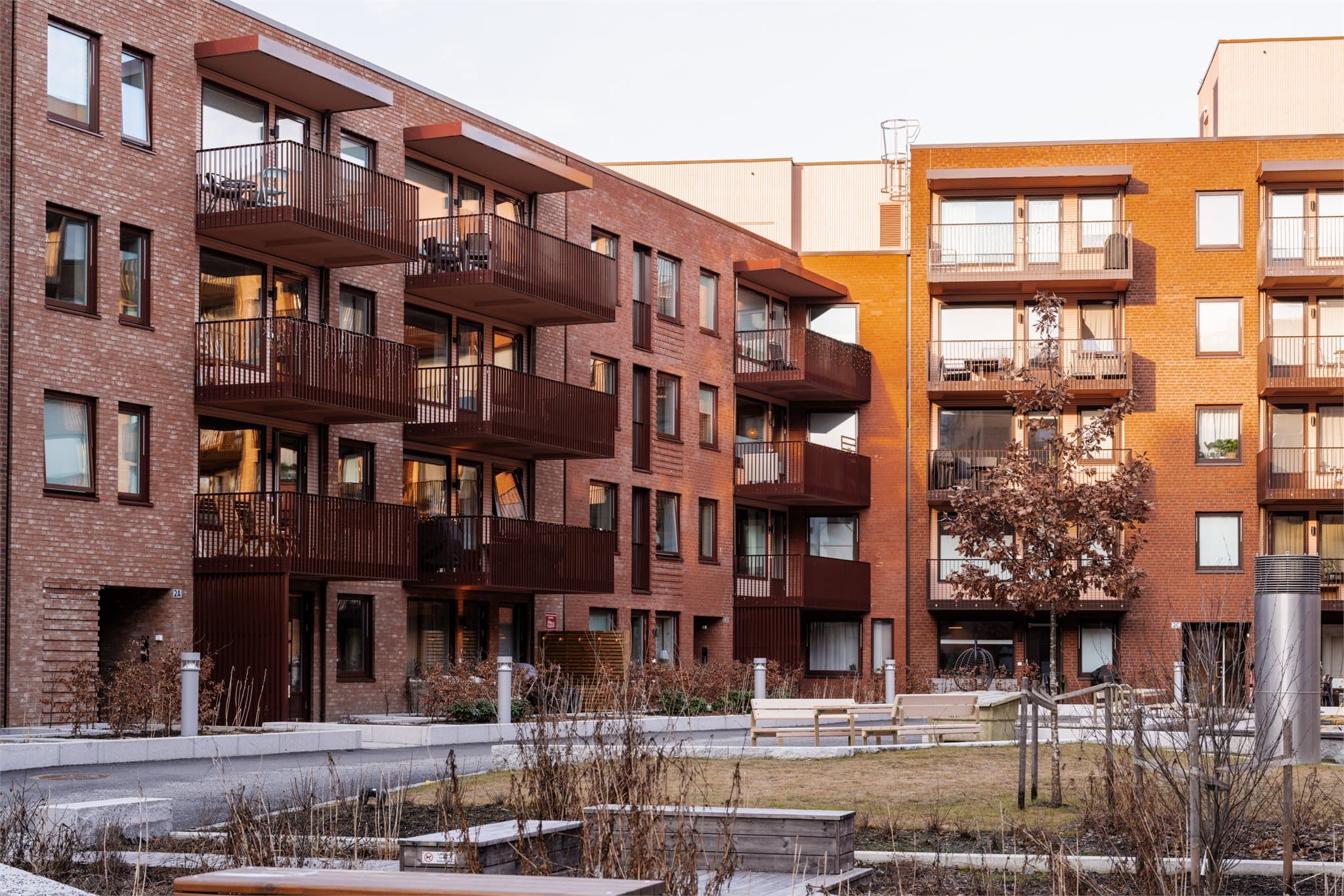 Vollebekk T-banestasjon ligger kun et par minutters gange unna, med effektiv reisevei til sentrum via linje 4 og 5.