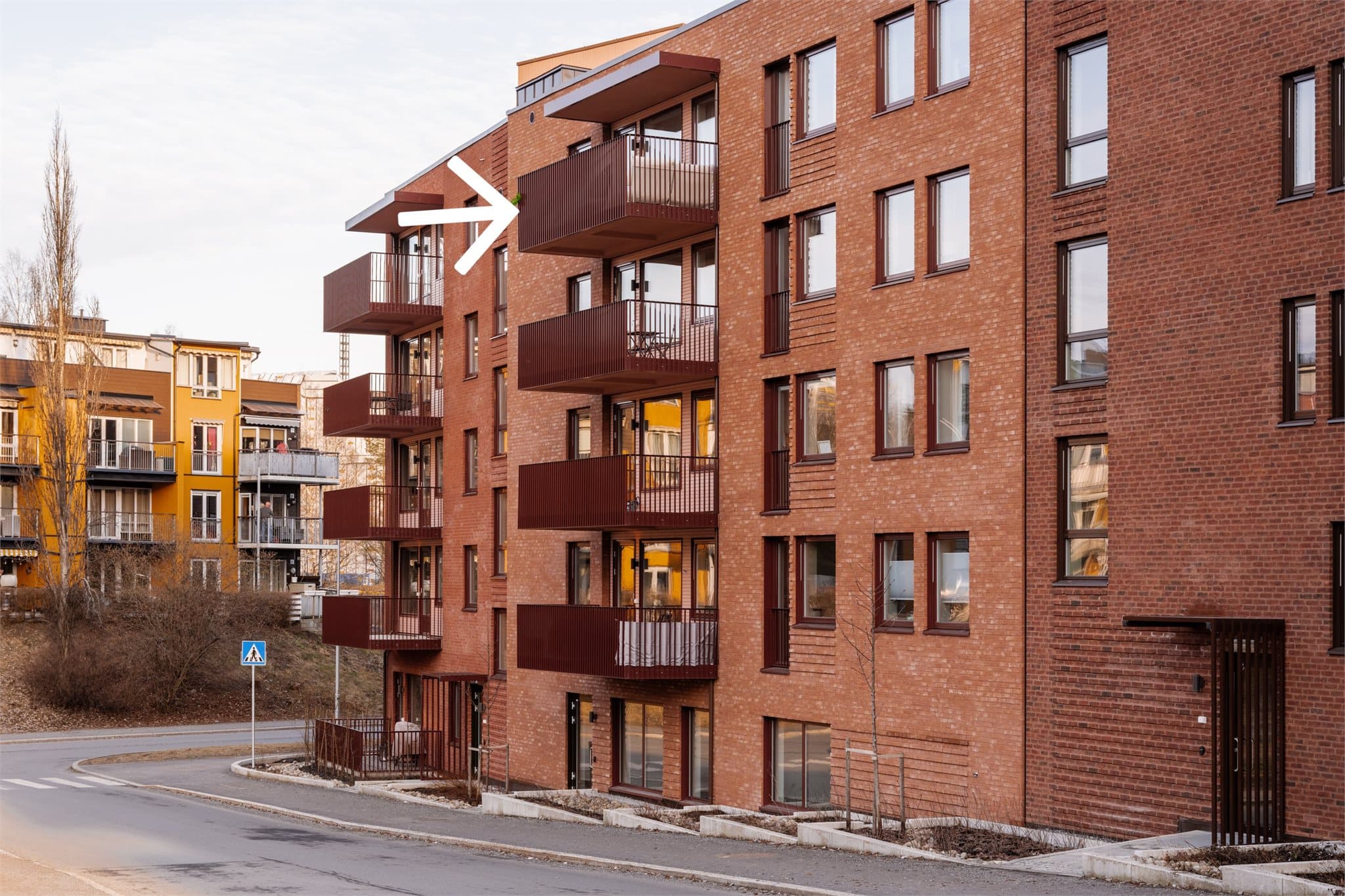 Boligen ligger høyt og fritt i øverste etasje uten noen nærliggende naboer tett på, så her får du privatliv og fin utsikt.