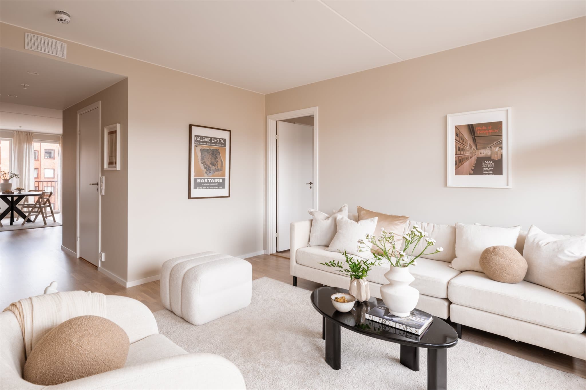 Fra stuen er det direkte tilgang til to av soverommene og en gang som fører til kjøkken og spisestue.