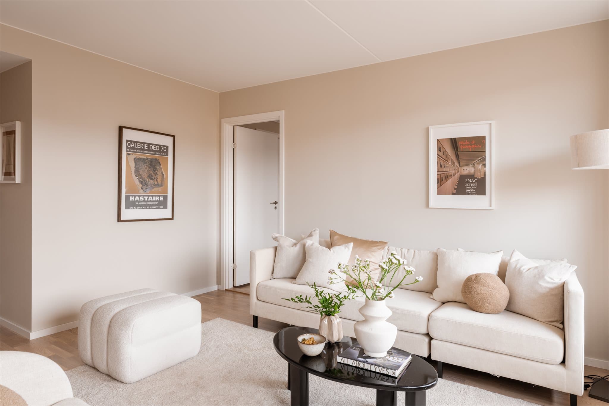 Fra stuen er det tilgang til boligens to andre soverom.