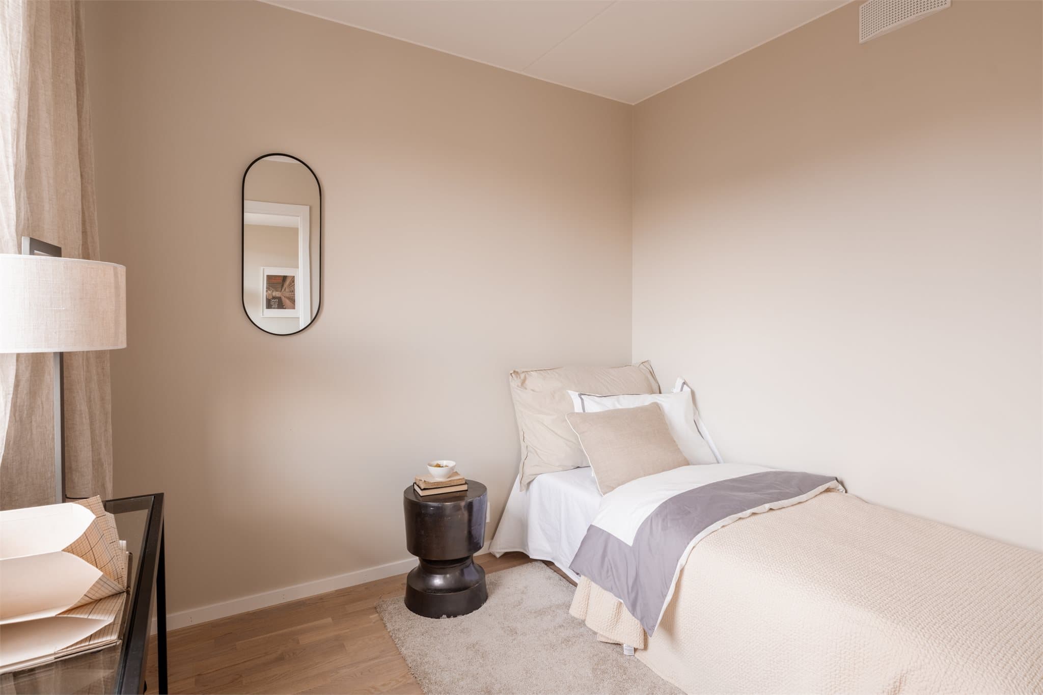 Leilighetens tredje soverom egner seg som gjesterom, barnerom eller kontor.