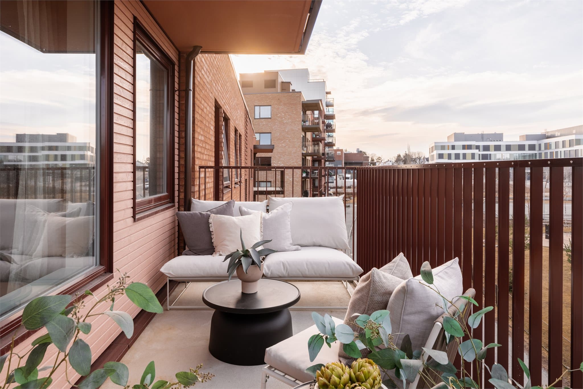 Fra stuen er det utgang til en vestvendt balkong med gode solforhold til sent på kvelden.