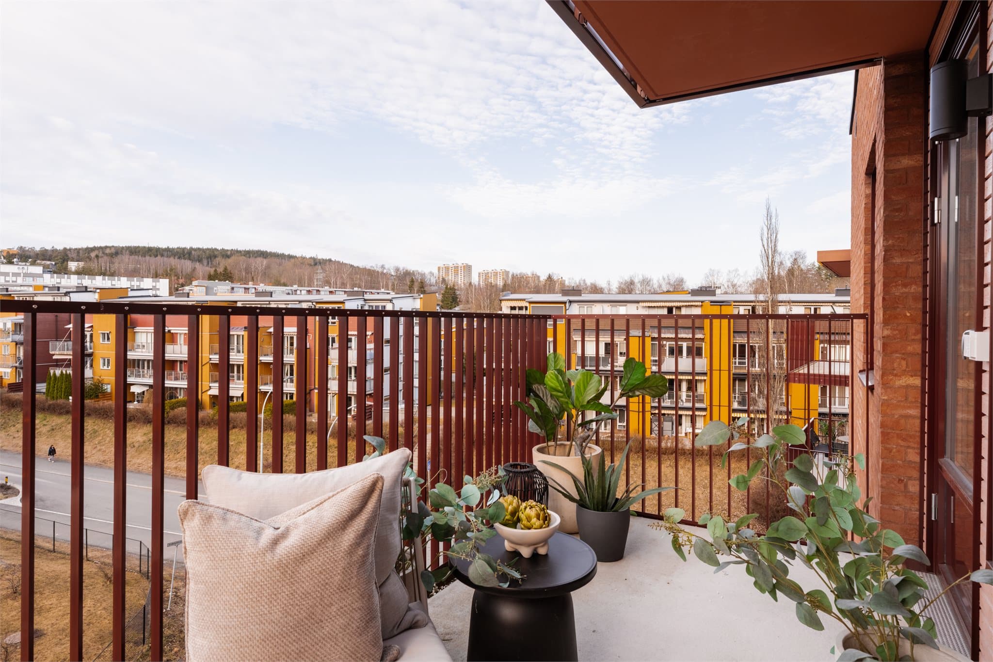 Det er tak over balkongen som skjermer litt samt god plass til møblering på den ca. 10 kvm store balkongen.