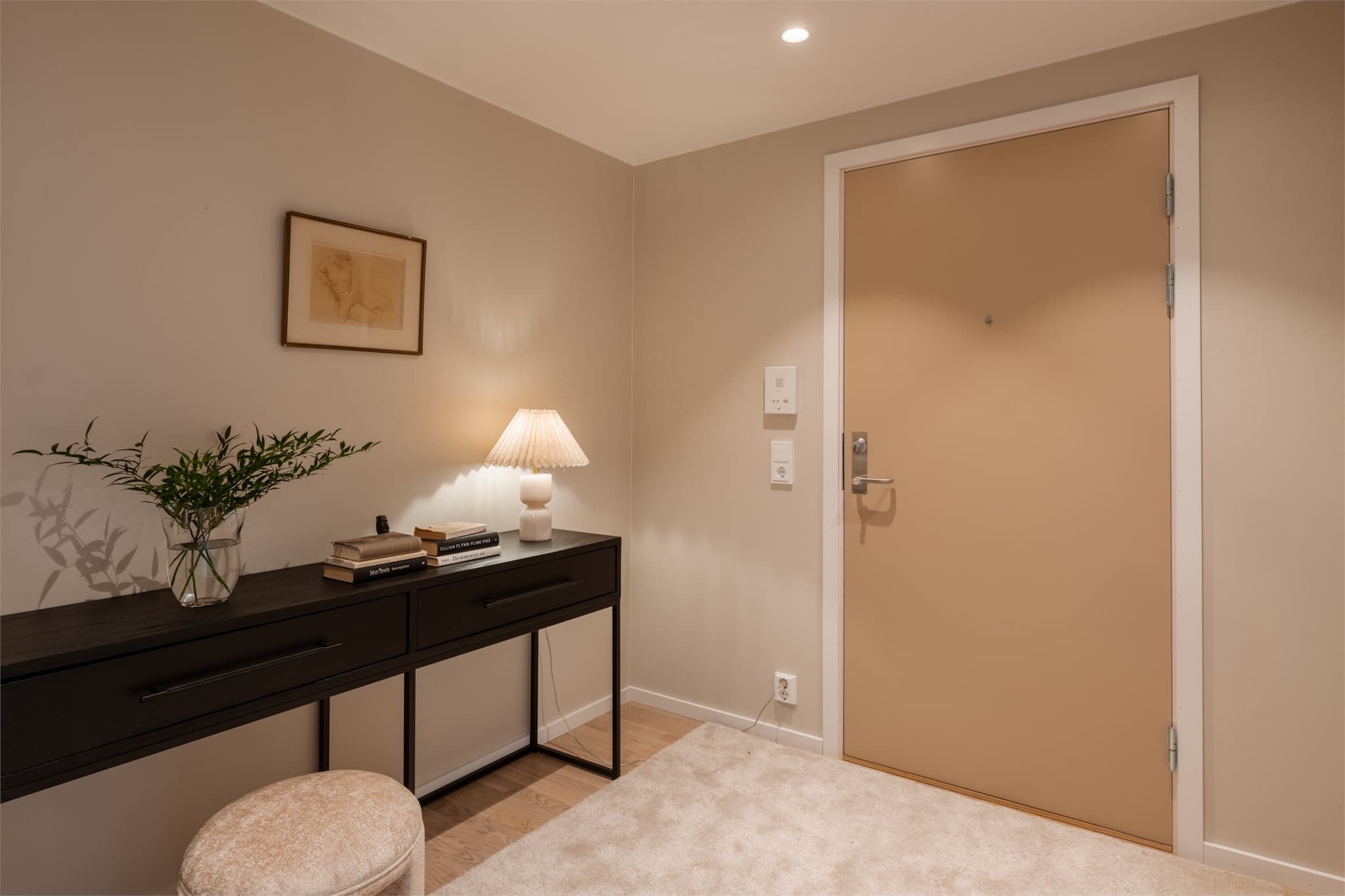 Entréen gir et godt førsteinntrykk og har avsatt plass til en skyvedørsgarderobe for god plass til oppbevaring.