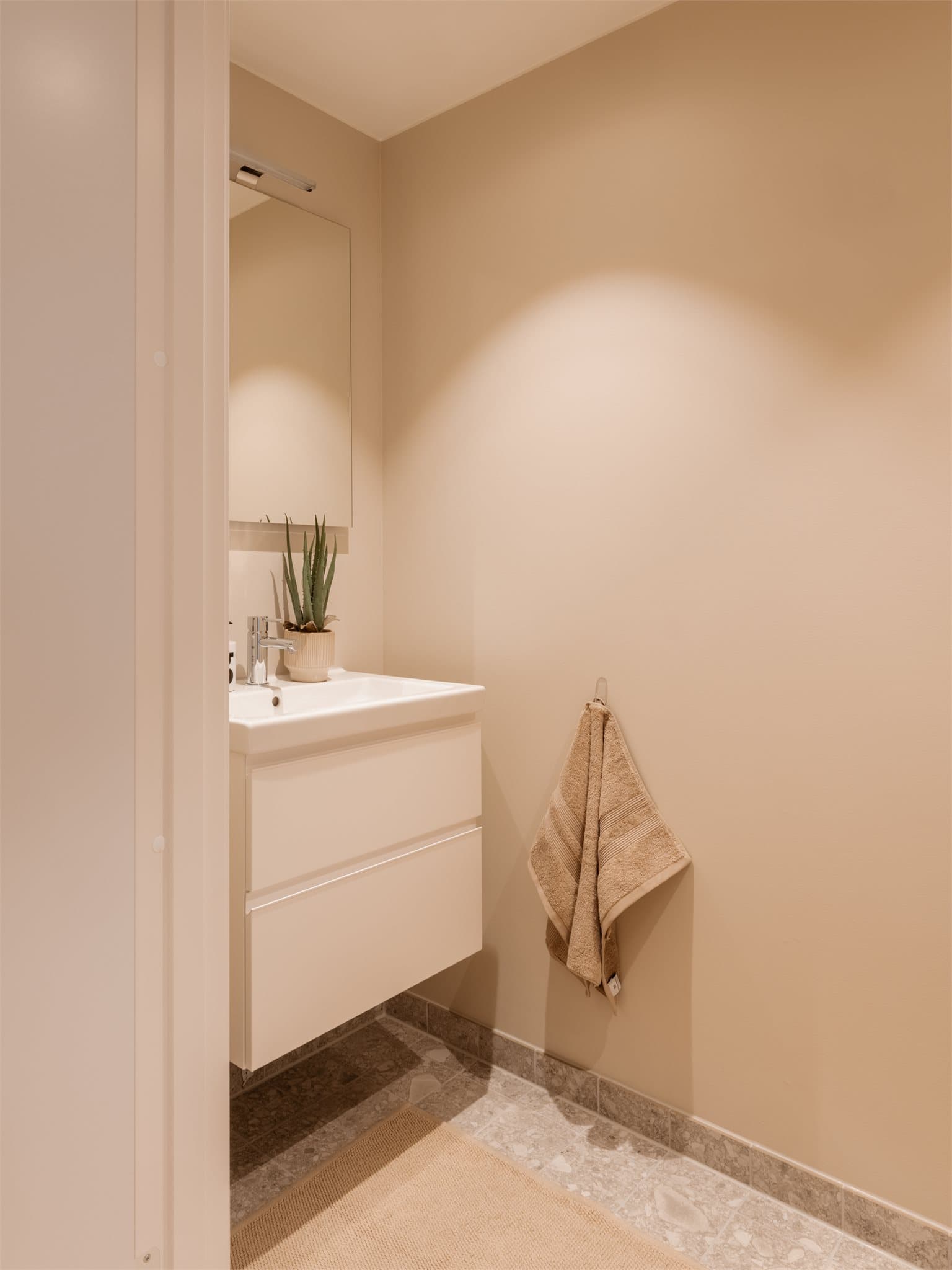 Praktisk plassert ved entréen ligger et separat toalettrom med servant. Perfekt når man har besøk av gjester.