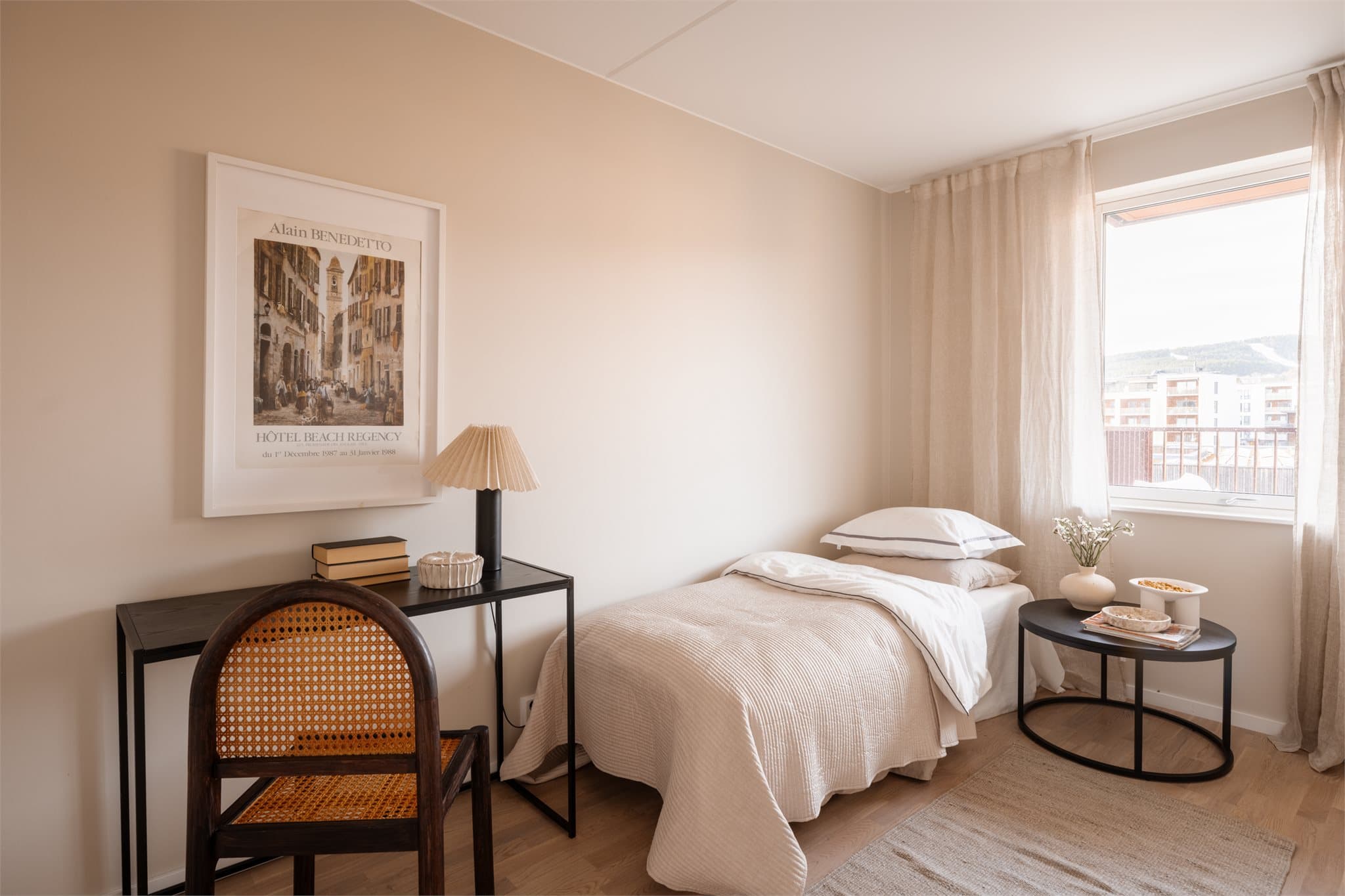 Det ene rommet har utsikt mot Grefsenkollen og lite/ingen innsyn.