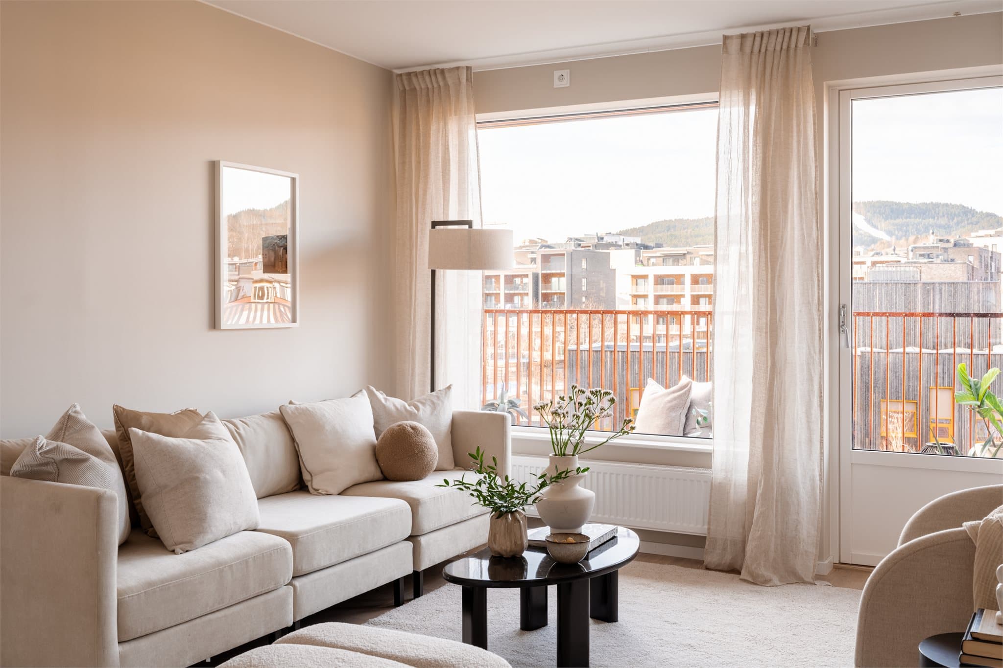 Veggen til soverom 2 kan tas ned slik at stuen blir 9 kvm større ved ønske.