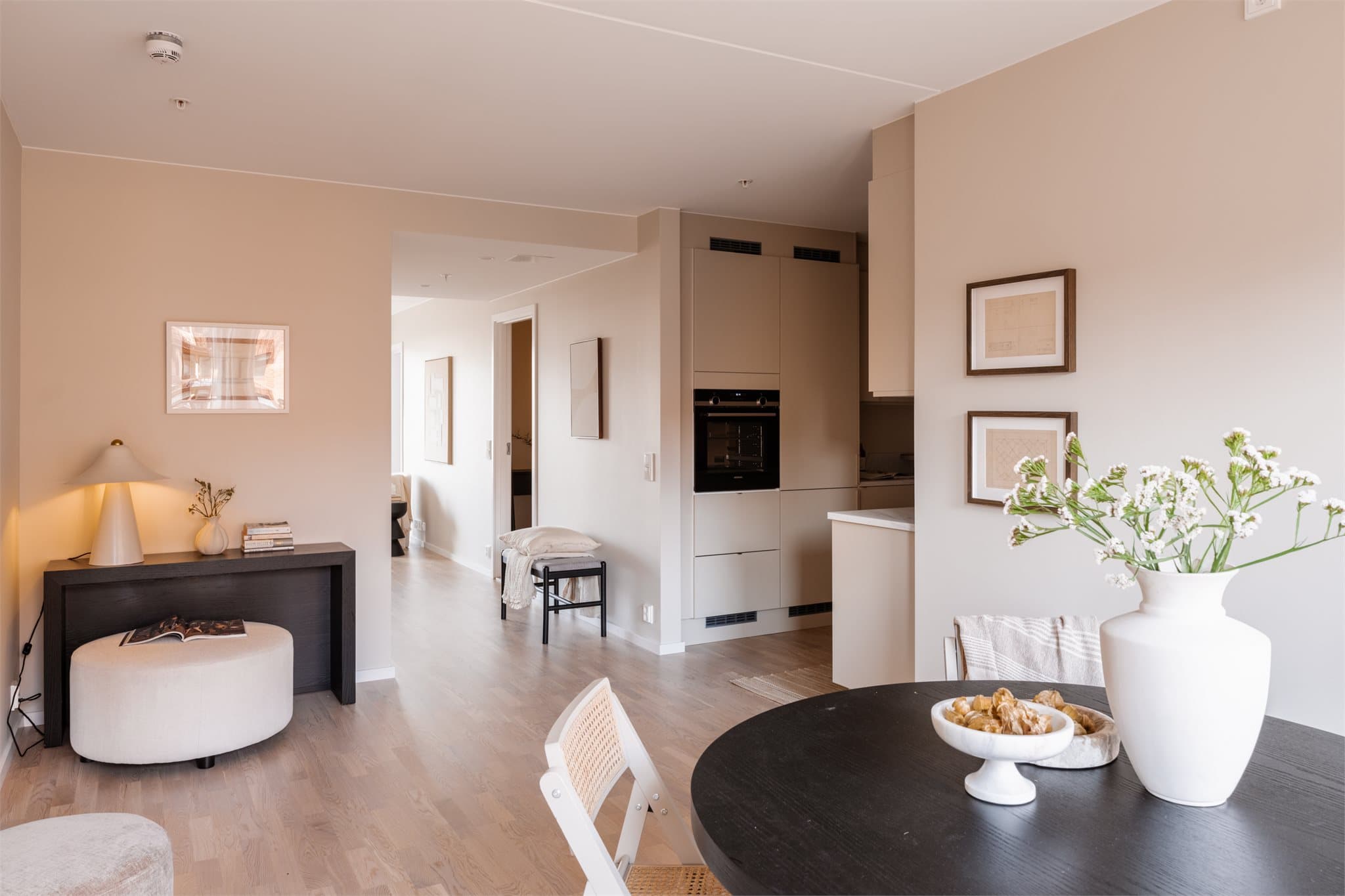 Hvitpigmentert 3-stavs eikeparkett og delikate veggfarger gir en lys og fin atmosfære kombinert med gjennomgående planløsning og mye lys.