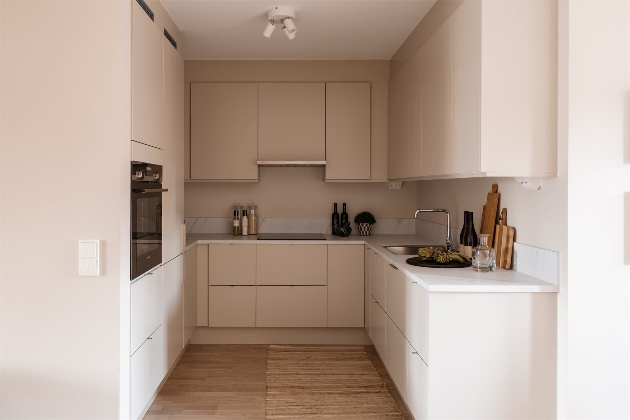 Kjøkkeninnredning fra Marbodal i en fin U-form, utstyrt med integrerte hvitevarer fra Siemens.