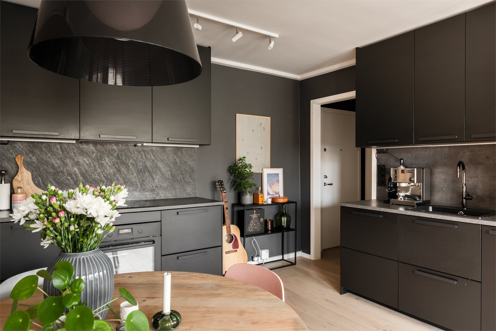 Kjøkkenet har integrerte hvitevarer som stekeovn, platetopp, oppvaskmaskin og kjøl-/fryseskap.