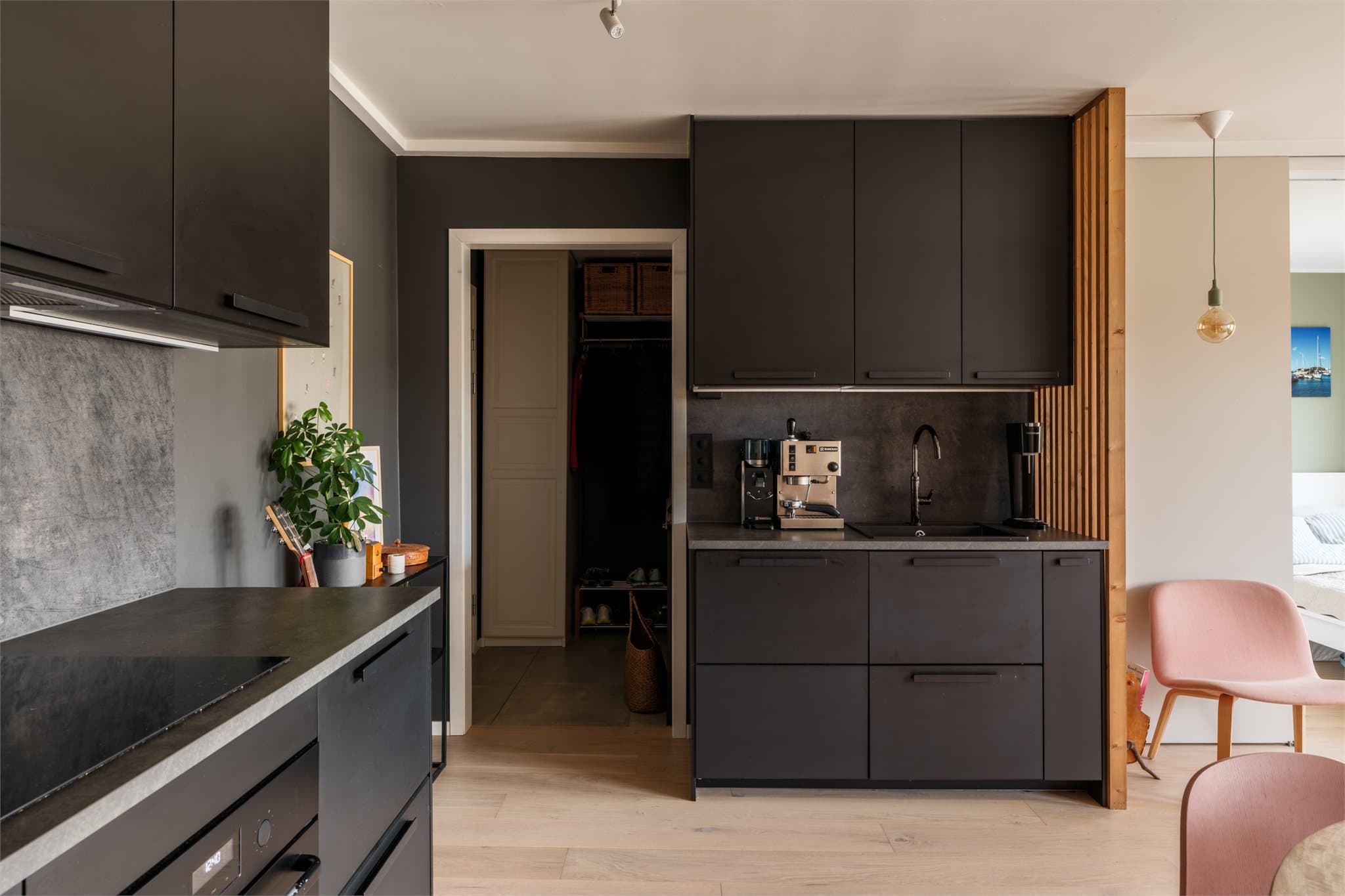 Spileveggen skaper en subtil og moderne soneinndeling.