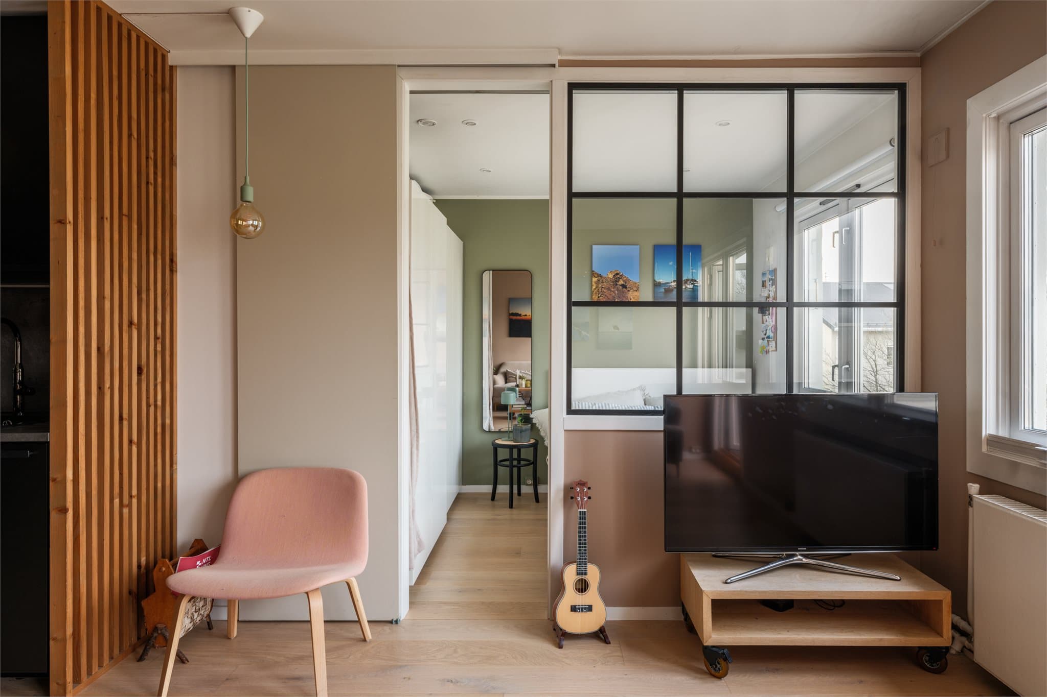 Den industrielle stilen på glassveggen er en markant detalj i rommet.