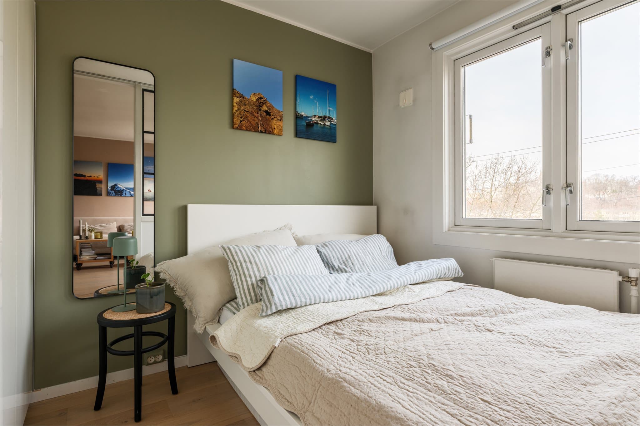 Soverommet har plass til seng, ønsket nattbordsløsning og oppbevaringsmøbler.