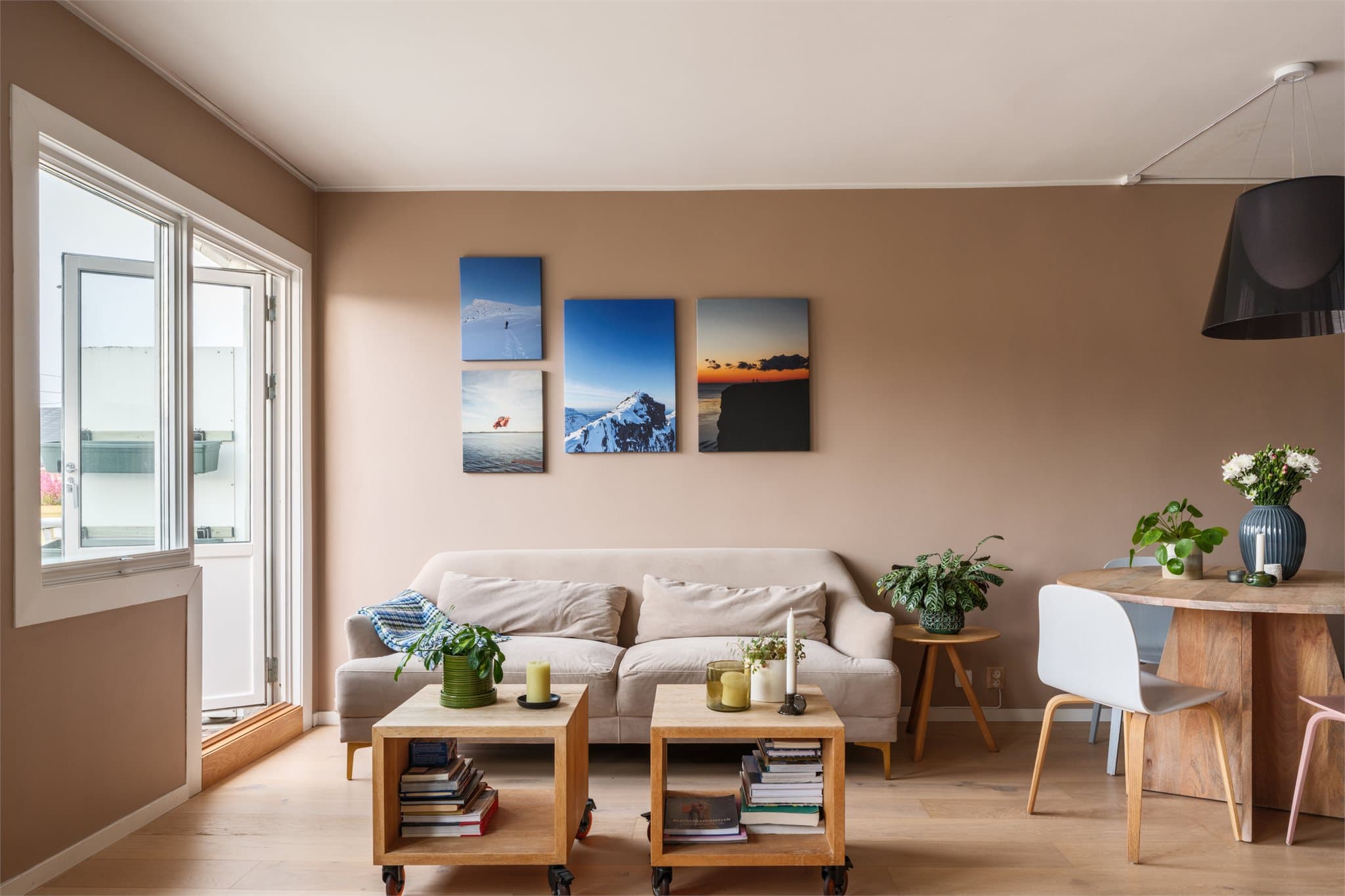 Rommet har god plass til både sofagruppe og spisebord.