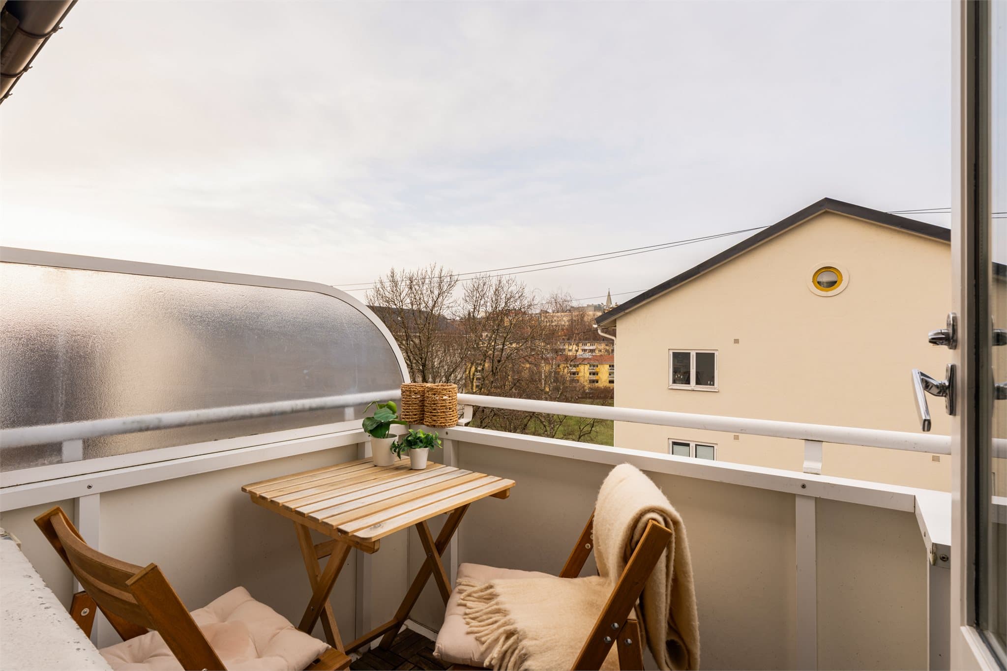 Her får du en luftig beliggenhet i 4. etasje med vestvendt balkong, nydelig utsikt og gode solforhold.