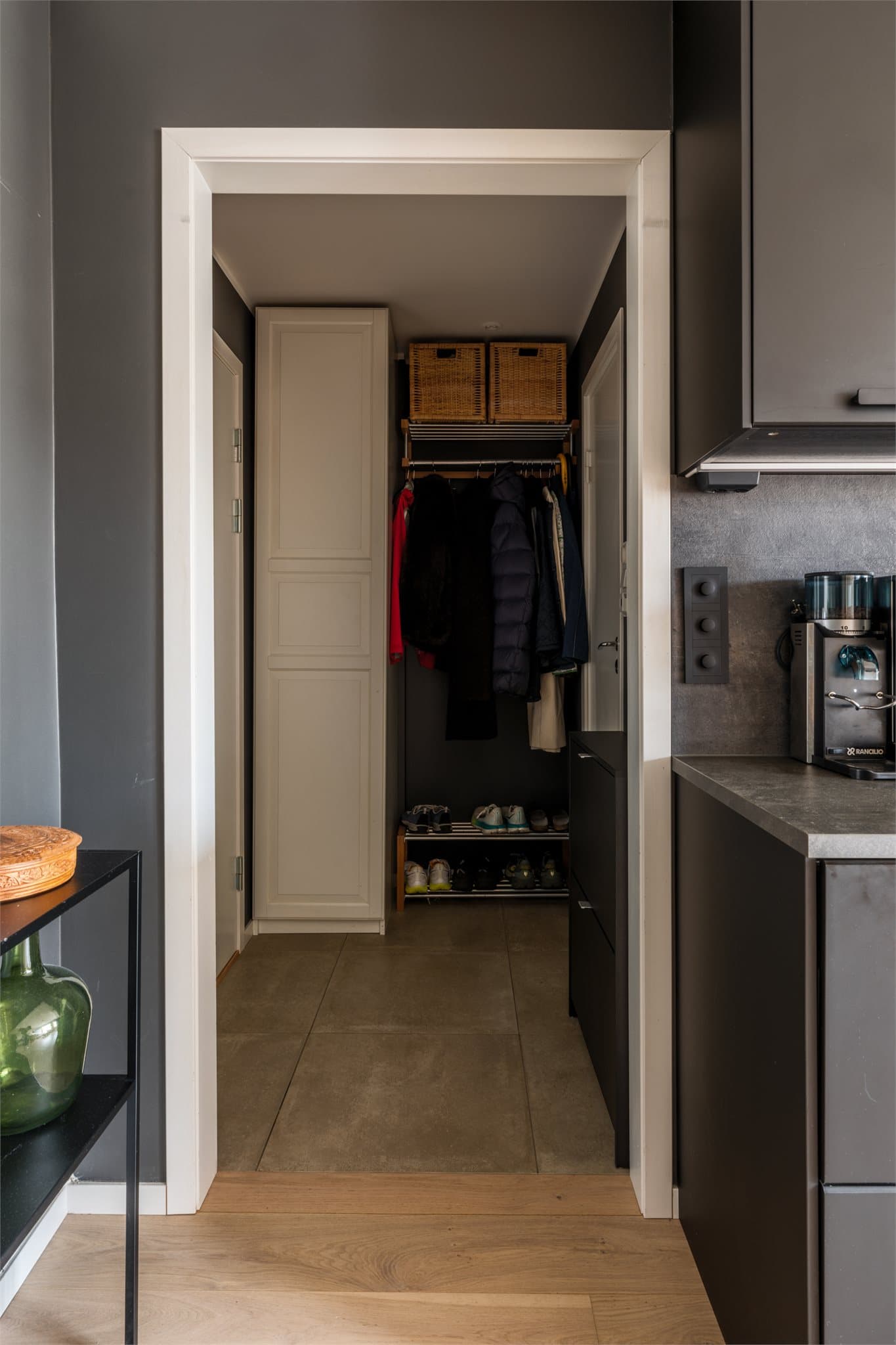 Fra entreen er det direkte tilgang til leilighetens øvrige rom.